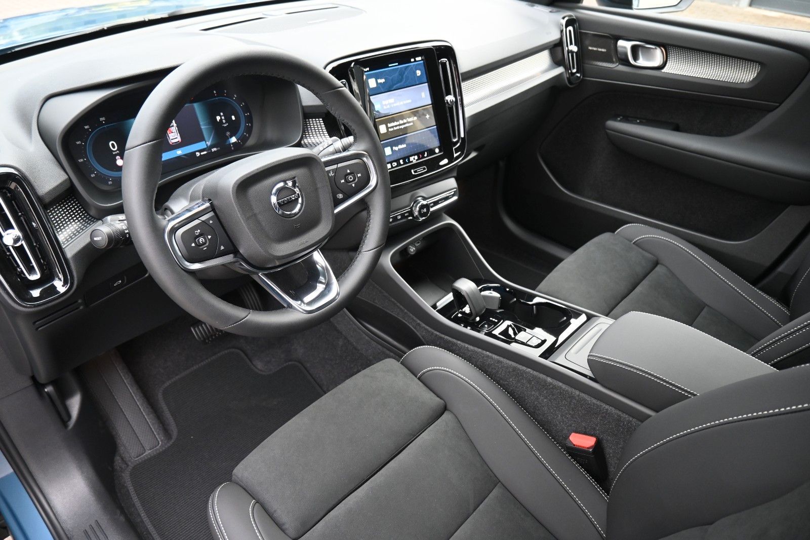 Fahrzeugabbildung Volvo XC40 B3 DSG Plus Dark*360°*ACC*AHK*Allwetter