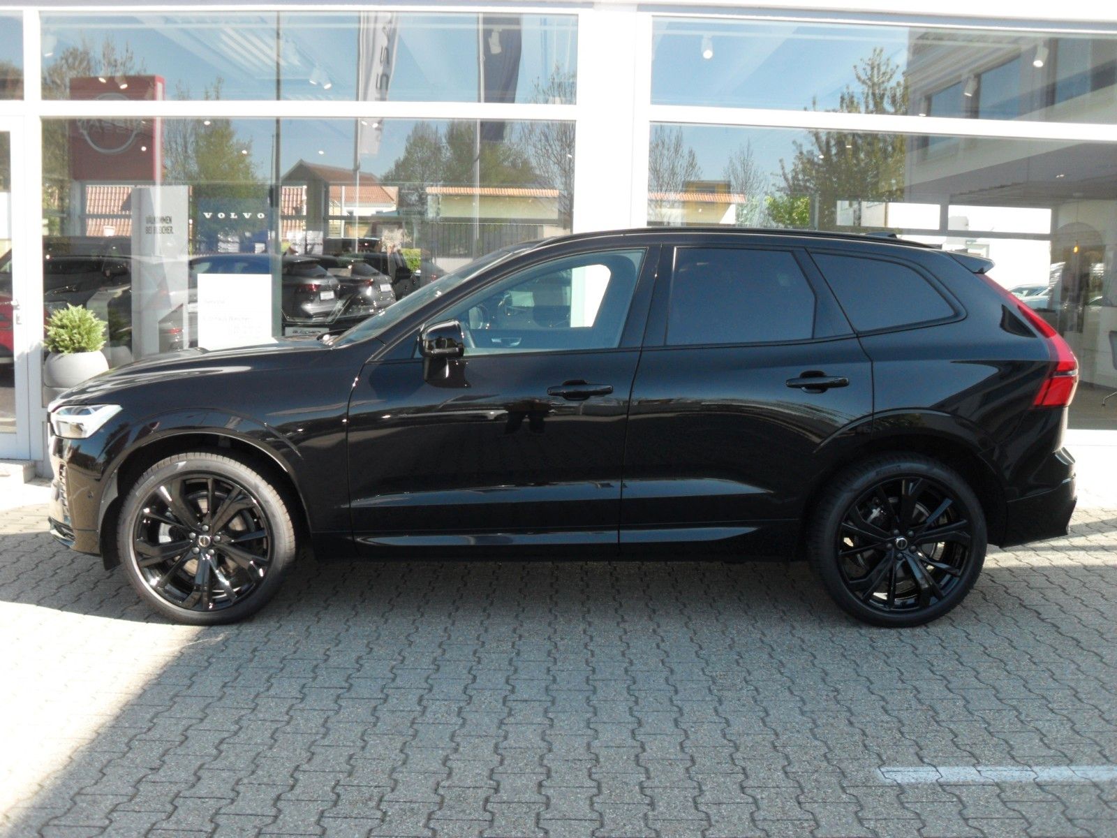Fahrzeugabbildung Volvo XC 60 B5 Plus Black Edition AWD | Luftfederung