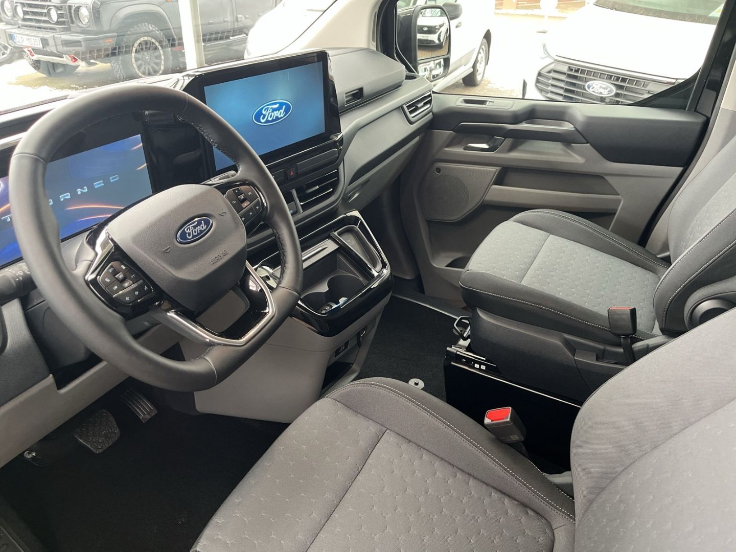 Fahrzeugabbildung Ford Tourneo Custom L1 Titanium mit AHK, 360Kamera un