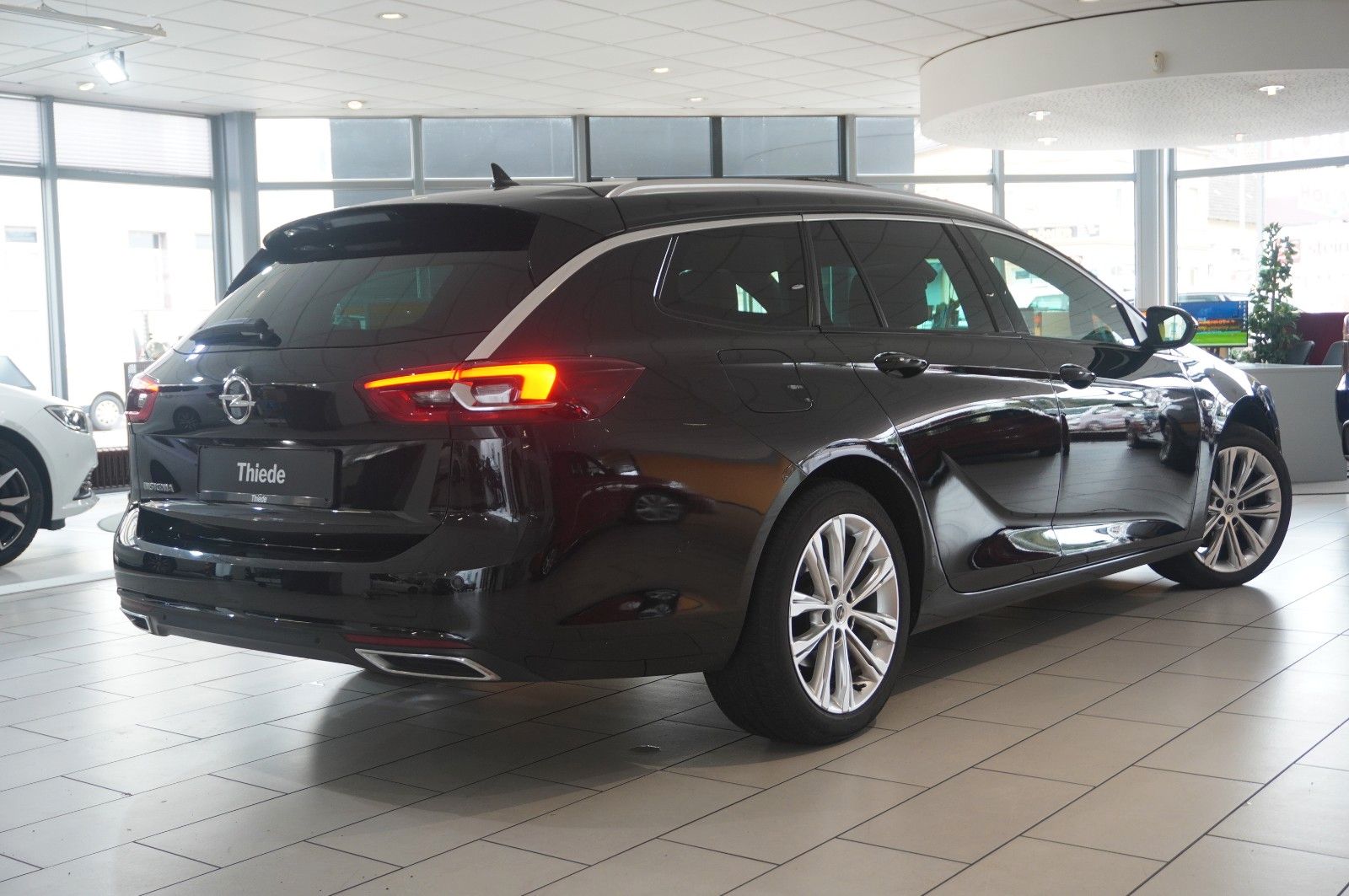 Fahrzeugabbildung Opel Insignia B ST 2.0D ELEGANCE NAVI/LED/KAMERA/PANO