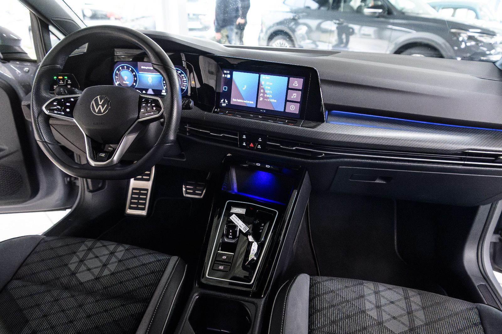 Fahrzeugabbildung Volkswagen Golf VIII R-Line 1.5 eTSI LED+KAMERA+APP+SHZ