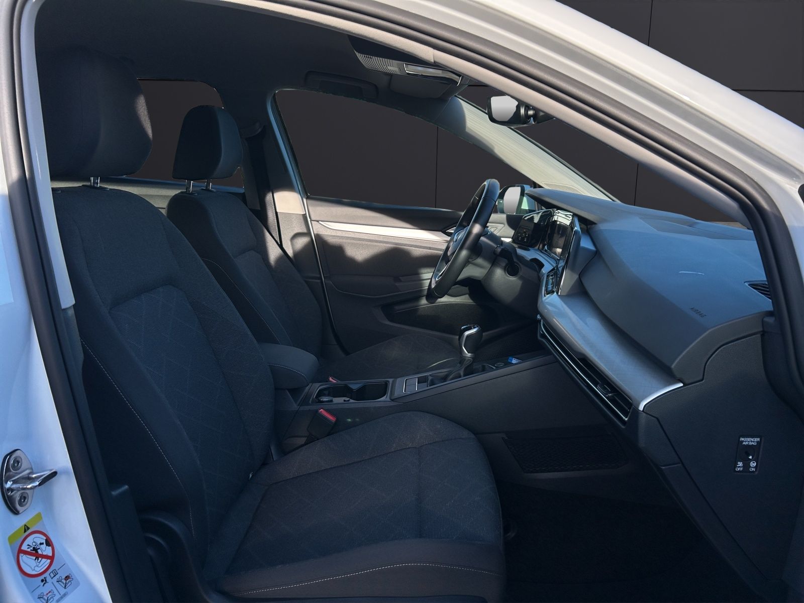 Fahrzeugabbildung Volkswagen Golf VIII Variant Life TSI LED SHZ APP NAVI CLIM