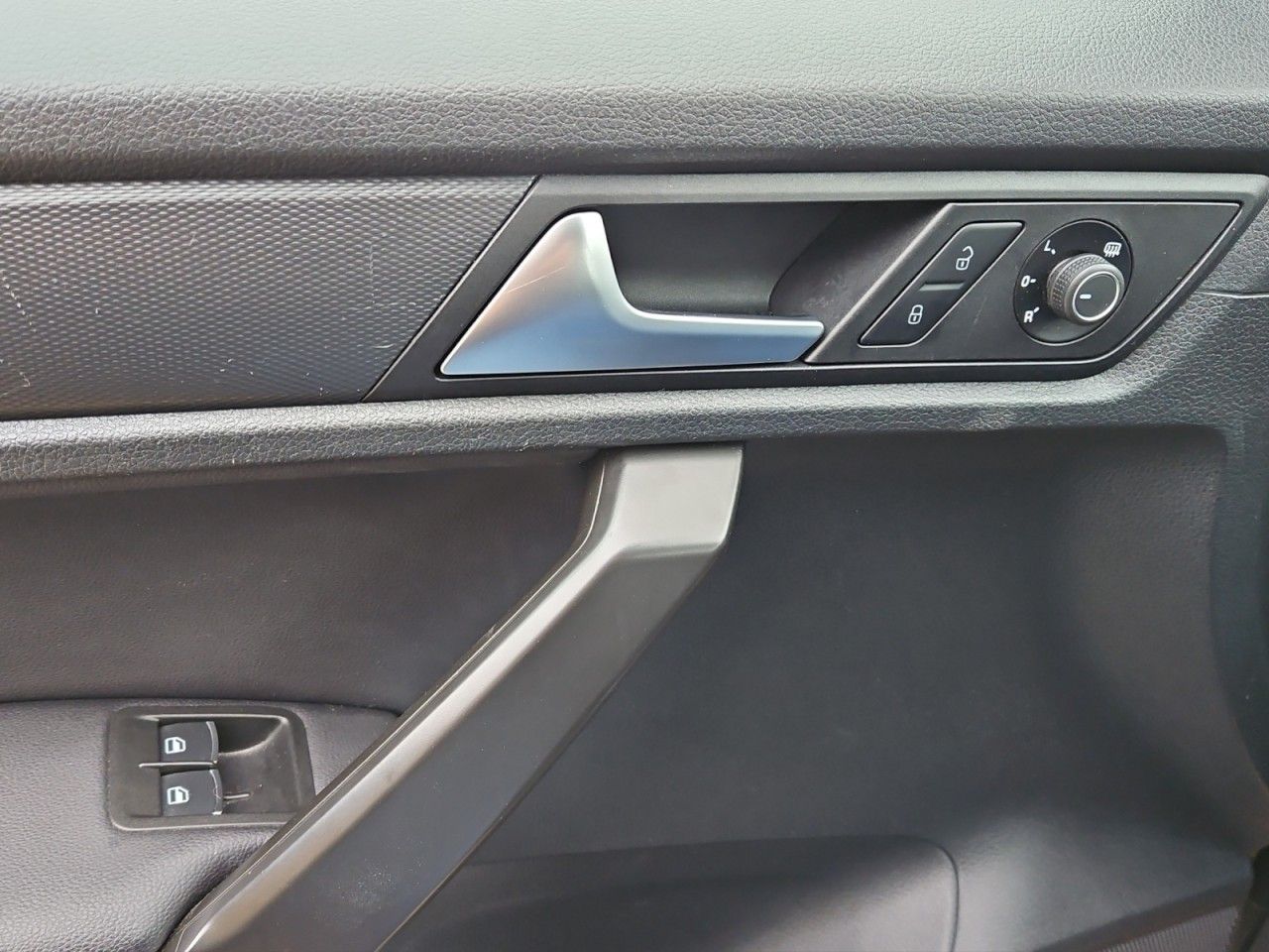 Fahrzeugabbildung Volkswagen Caddy PKW Highline Navi ACC Xenon