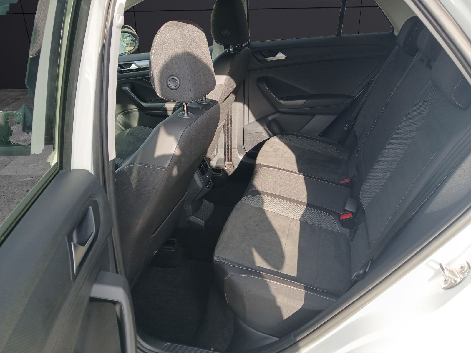 Fahrzeugabbildung Volkswagen T-Roc TDI StyleAHK AID ACC RFK SH LM