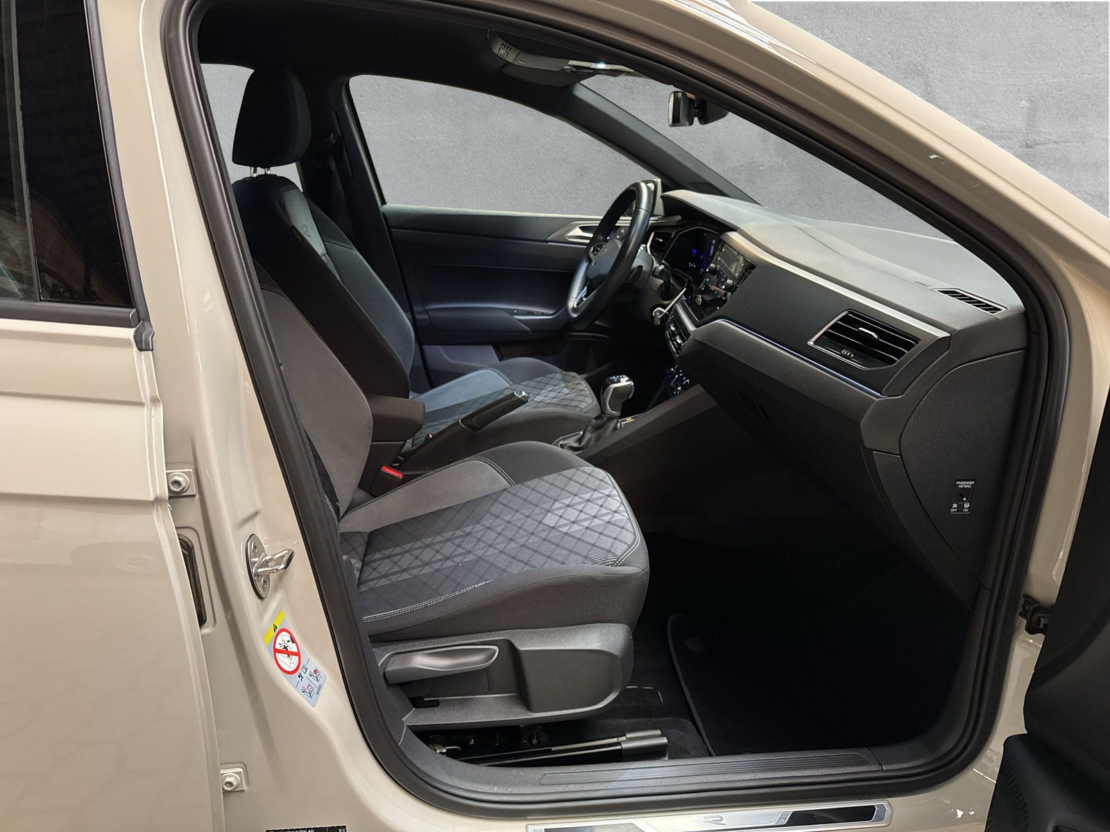 Fahrzeugabbildung Volkswagen Polo 1.0 TSI R-Line PDC SHZ LED digitalCP