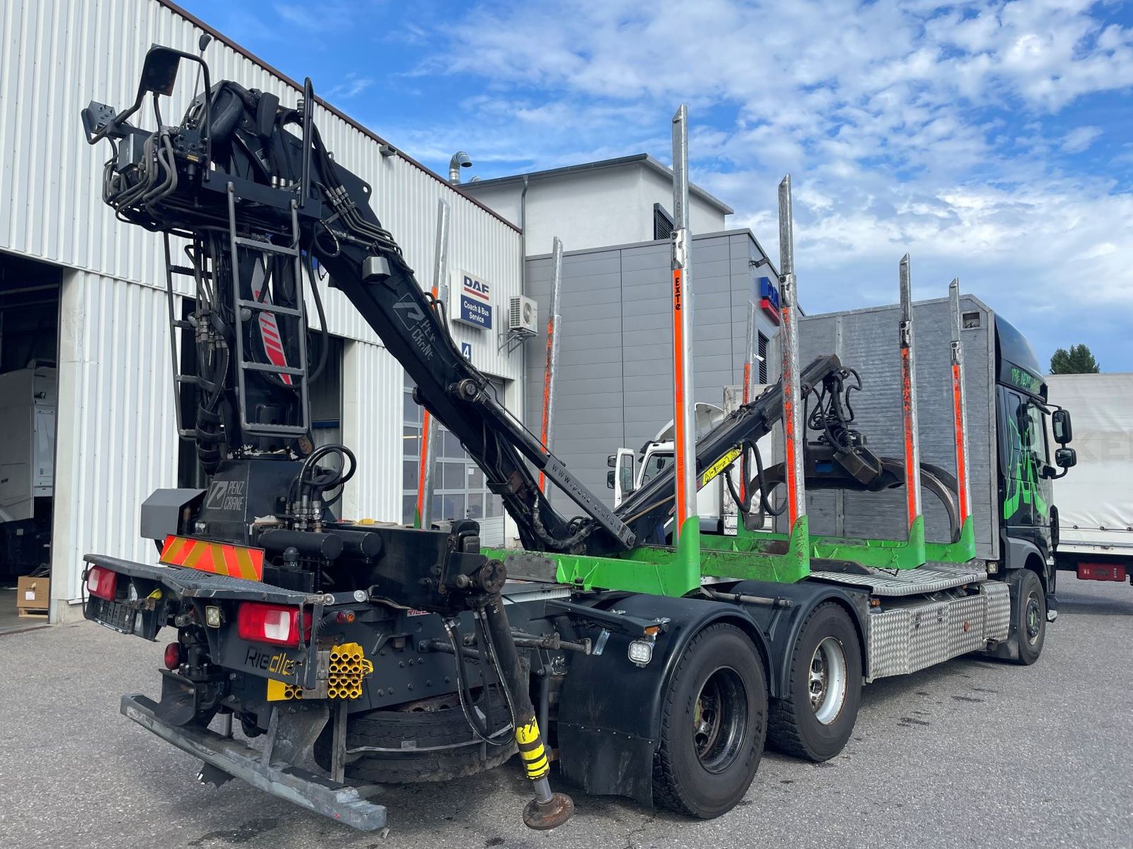Fahrzeugabbildung DAF FAT XF 530 SSC, Holztransport, Greifer mit Säge