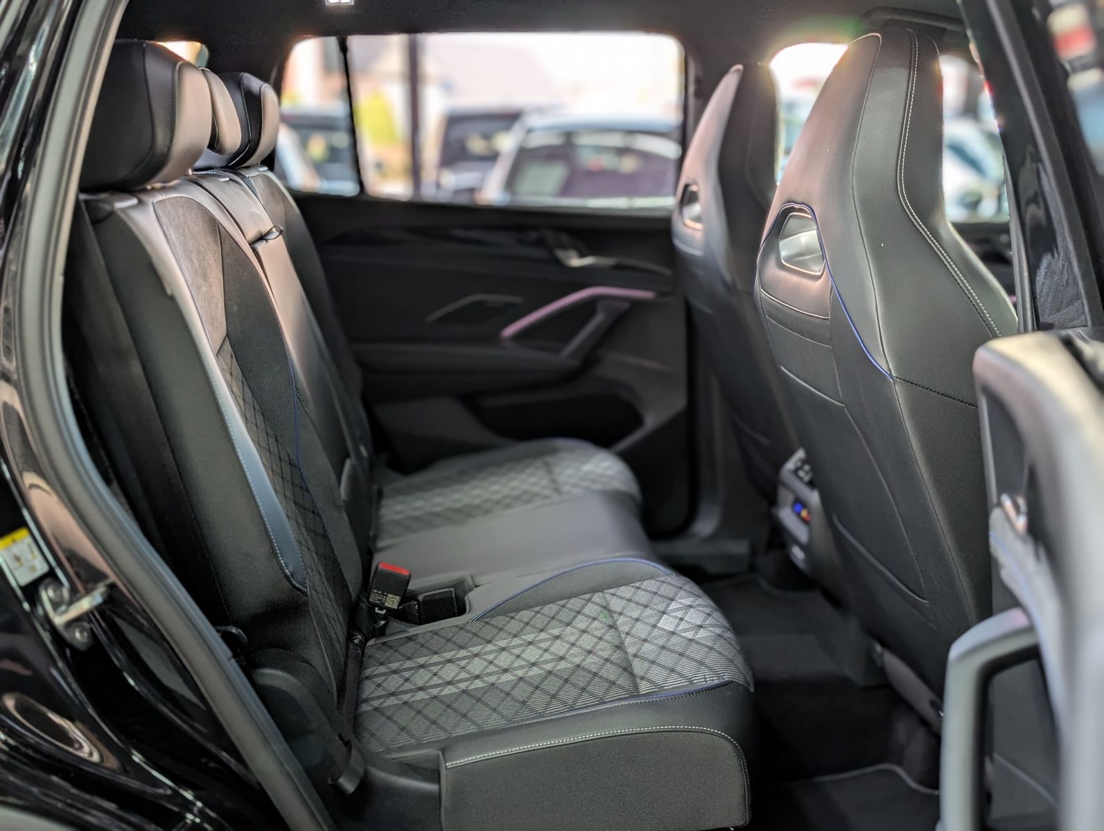 Fahrzeugabbildung Volkswagen Tayron R-Line 360°H&K LAUNCH PANO IQ-LIGHT AHK 7