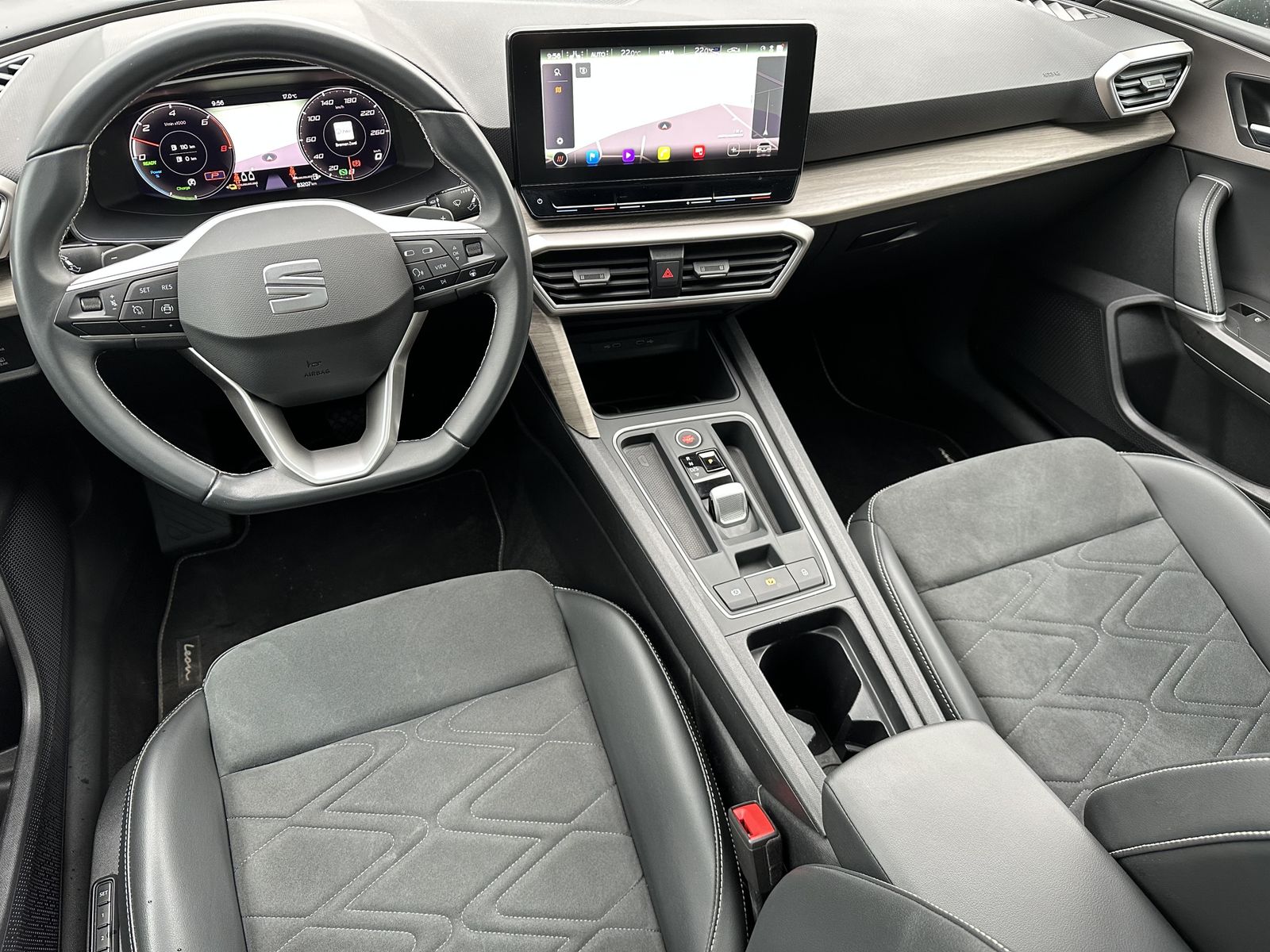 Fahrzeugabbildung SEAT Leon Xcellence e-Hybrid NAV+LED+PANORAMA+CARPLAY