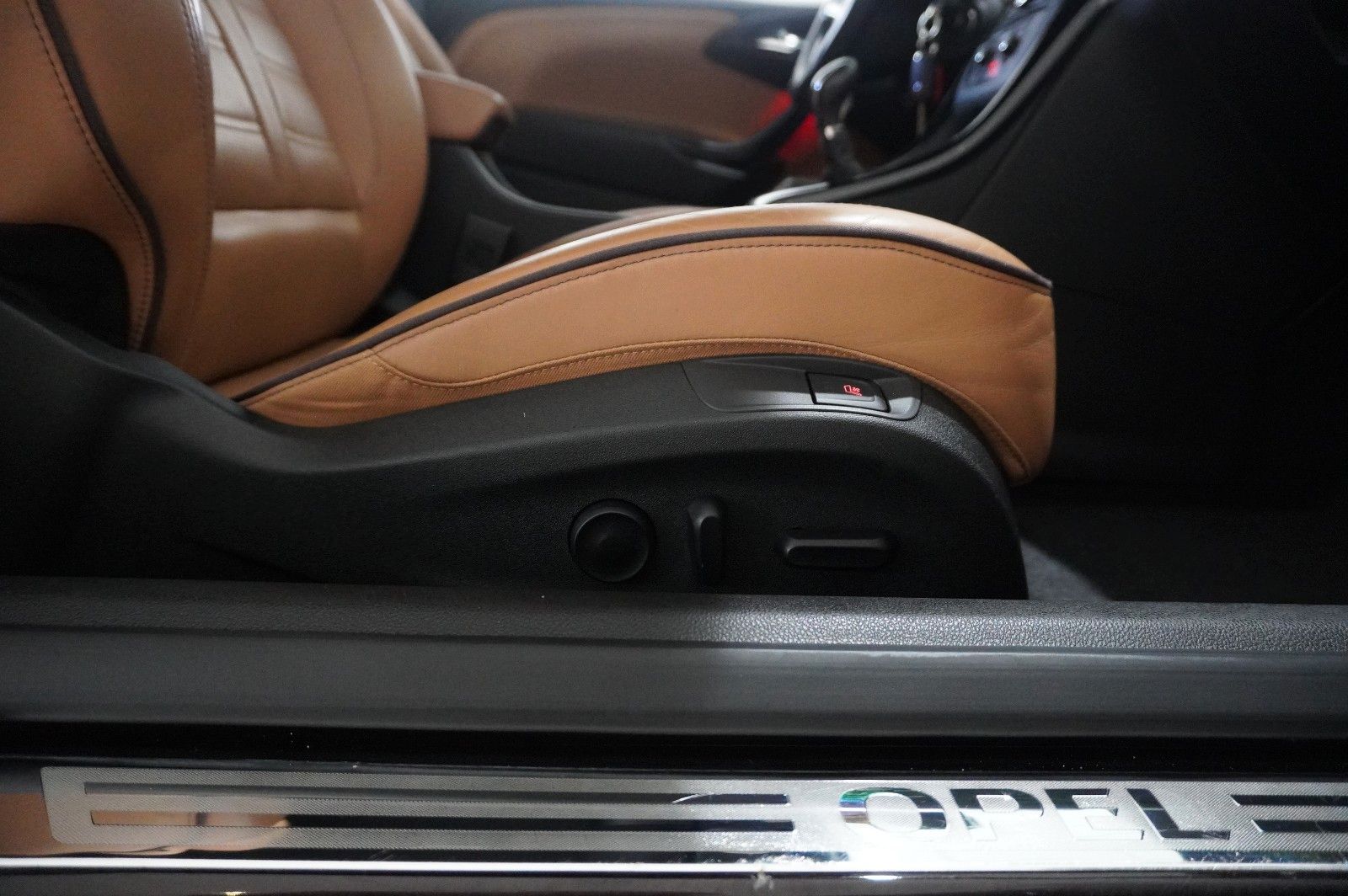 Fahrzeugabbildung Opel Cascada 2.0D ACTICE NAVI/LED/KAMERA/SPORT/SHZ