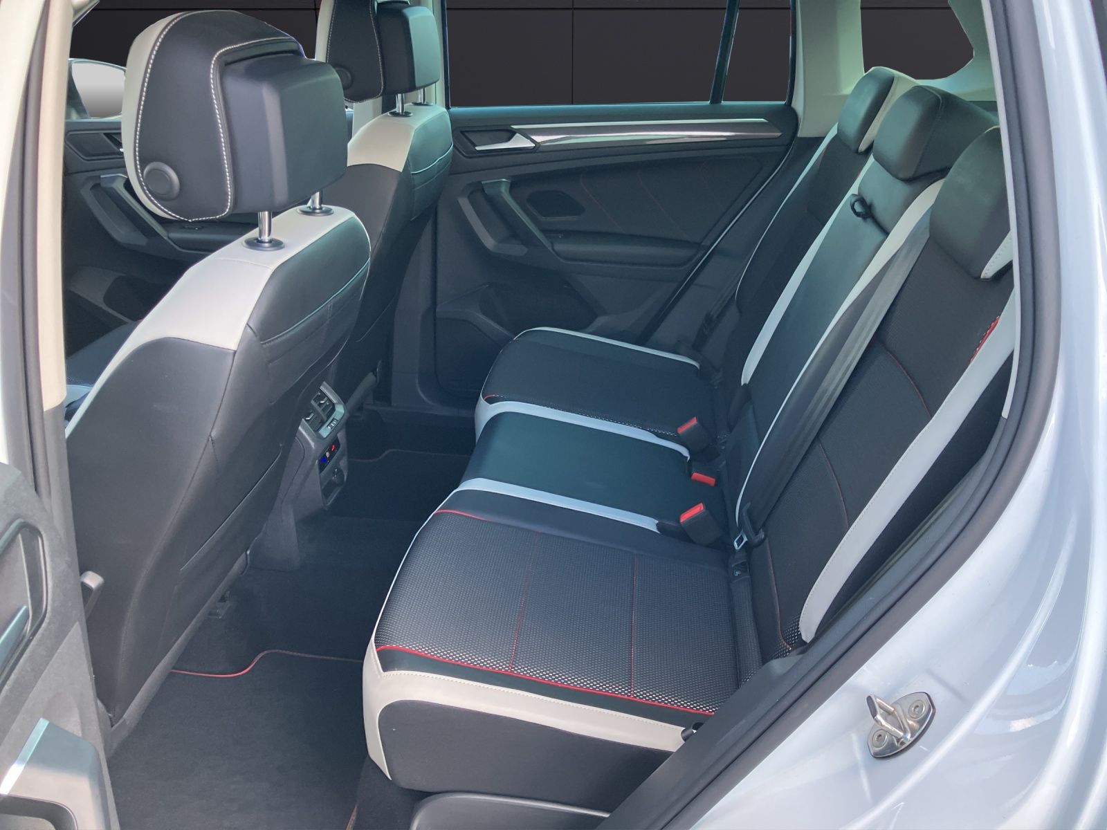 Fahrzeugabbildung Volkswagen Tiguan Life Sport TDI DSG LED ACC AHK SH Ambient