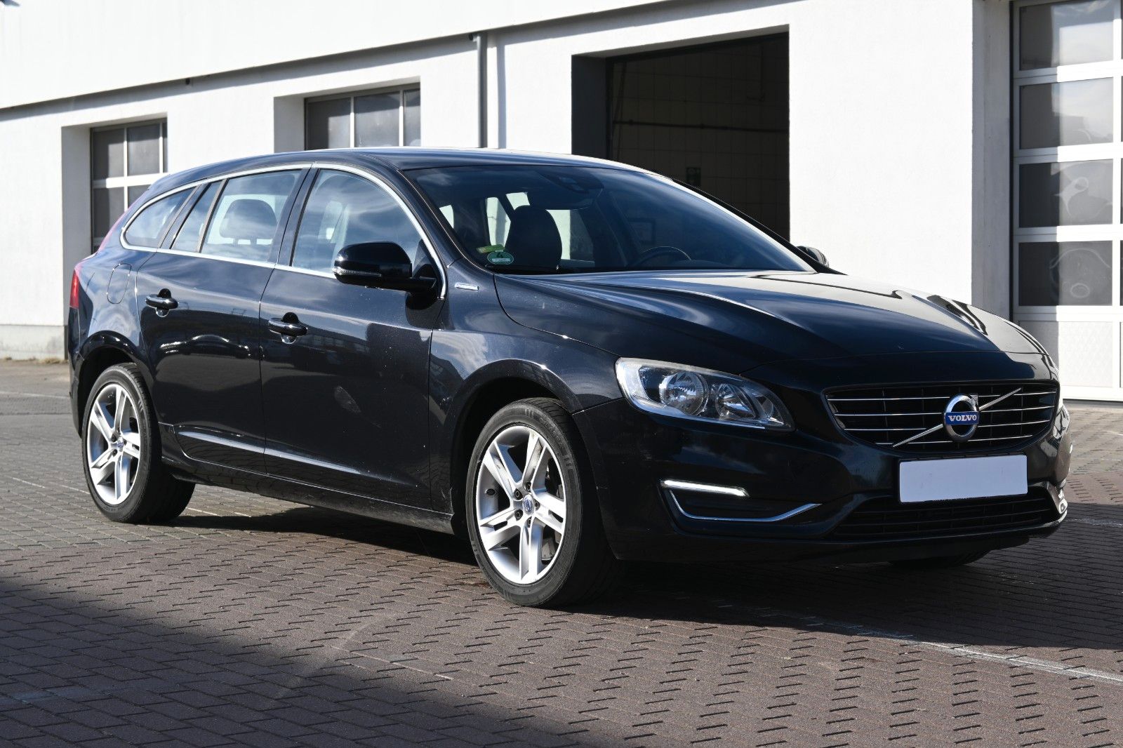 Fahrzeugabbildung Volvo V60 Kombi D6 Summum AWD*NAV*LED*TEMPO*