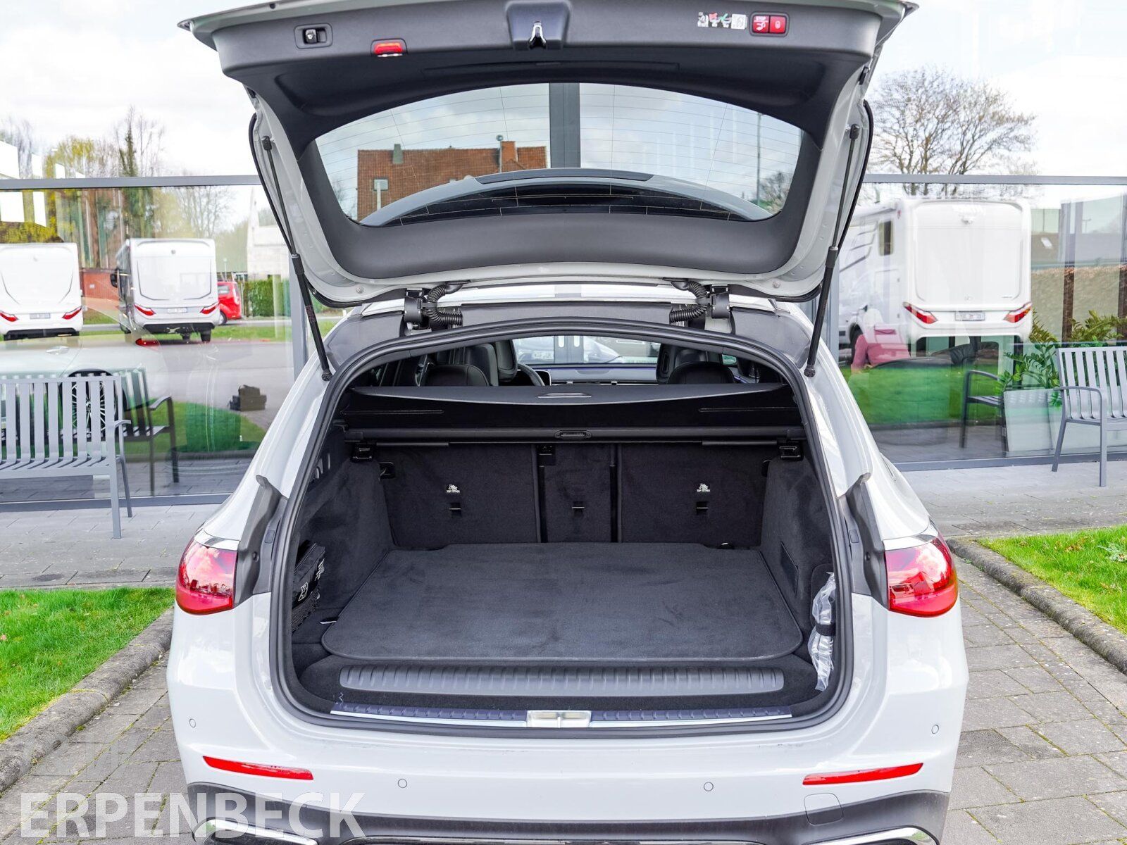 Fahrzeugabbildung Mercedes-Benz E 300de 4M AMG Distronic HeadUp AHK DigitalLight