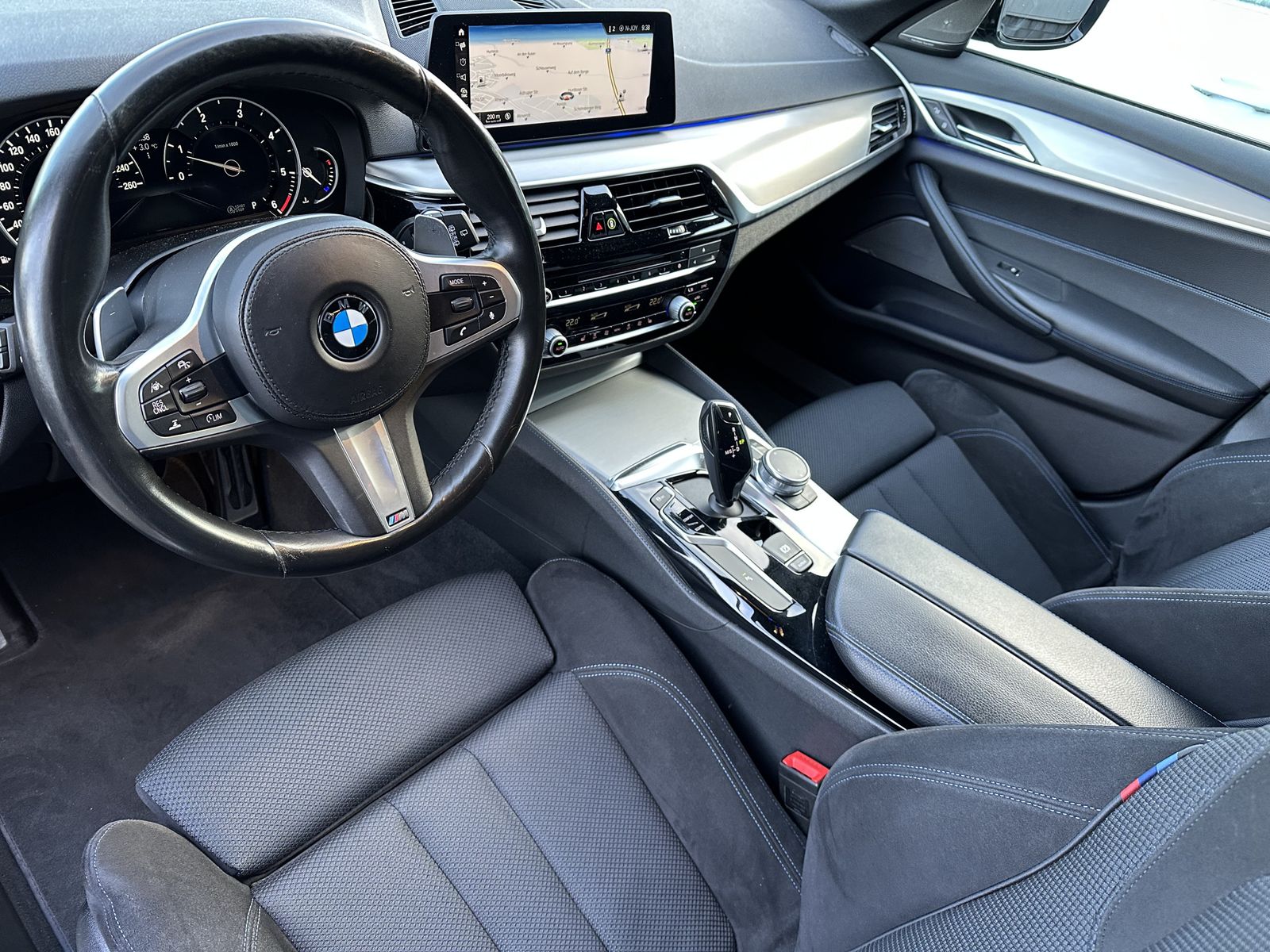 Fahrzeugabbildung BMW 520d Touring xDrive M-Sport NAV+LED+ACC+H&K+18ZO