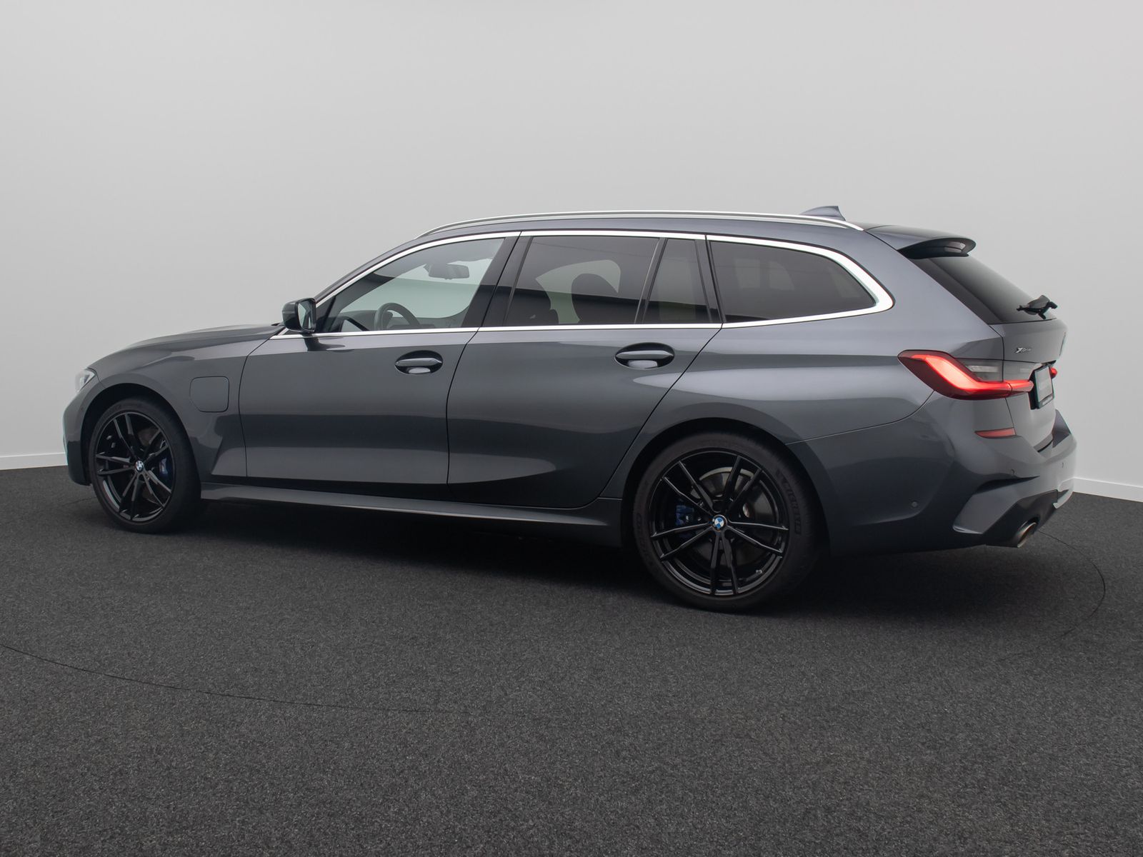 Fahrzeugabbildung BMW 330e xD M Sport Individual Kamera Laser HUD 19"