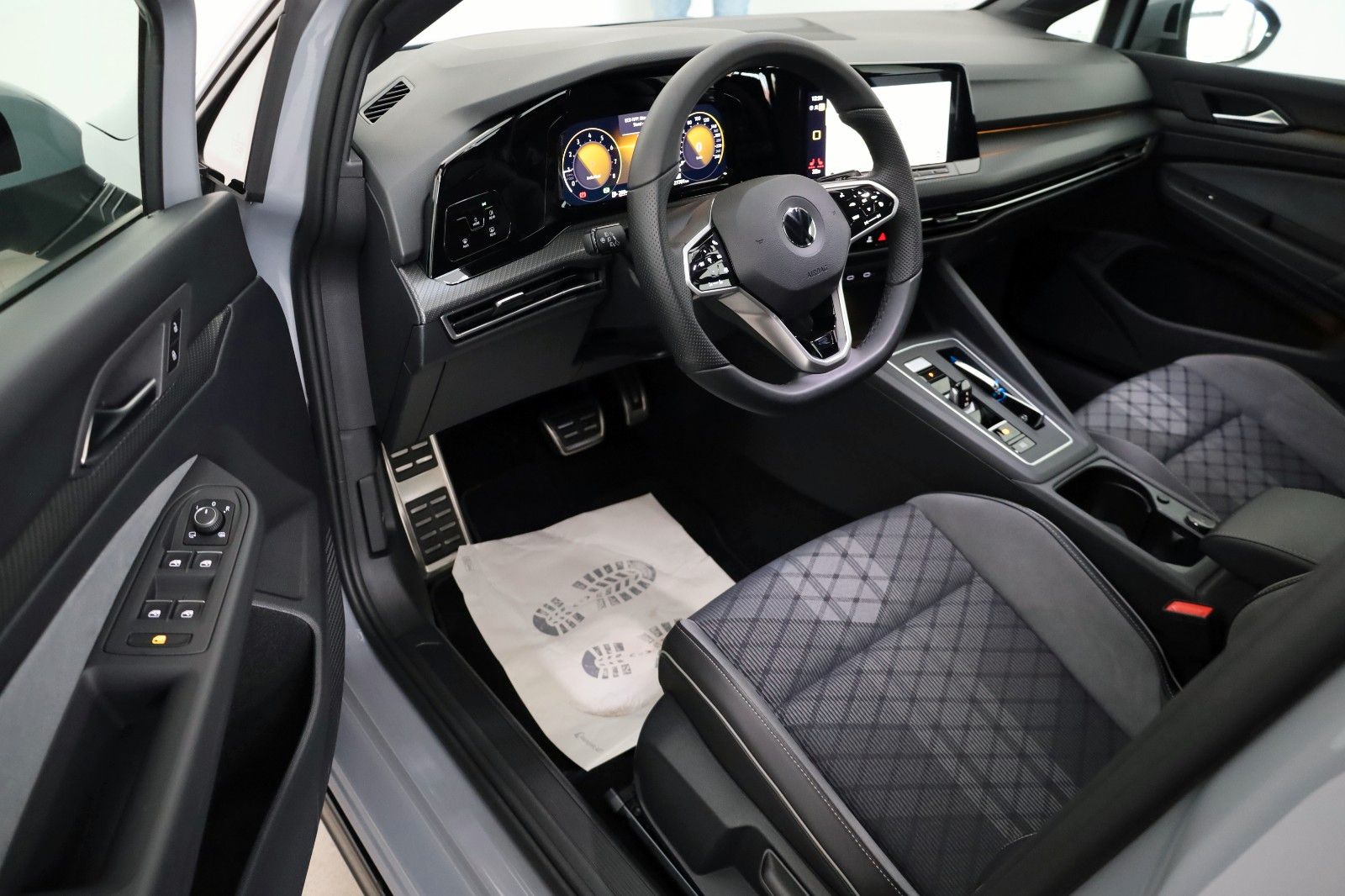 Fahrzeugabbildung Volkswagen Golf VIII Variant R-Line eTSI Navi,LED,ACC,AHK