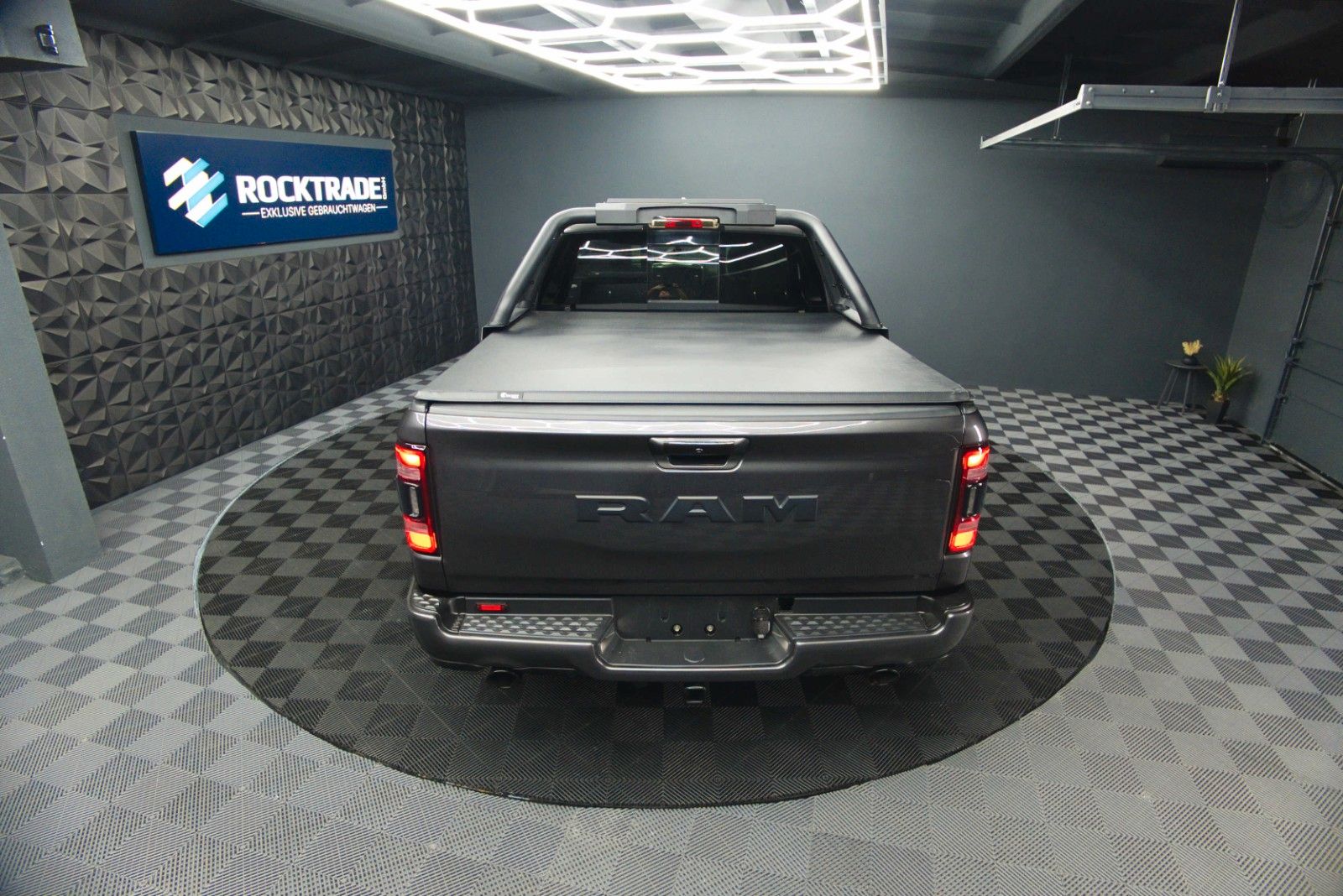Fahrzeugabbildung Dodge RAM 5.7 V8 HEMI 4x4 OFFROAD Night-Paket *LED*