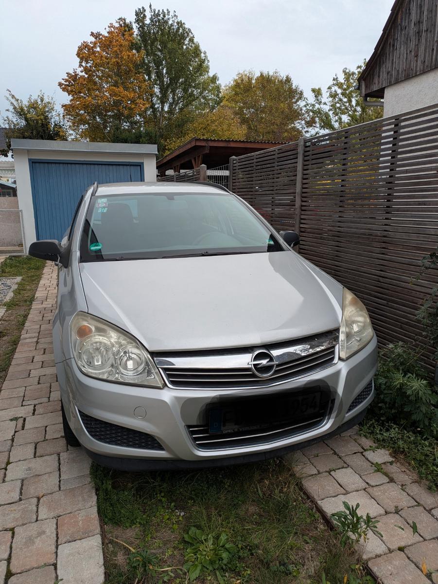 Opel Astra 2009 — rear view