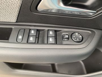 Citroën C4 Max PT 130 EAT8 Navi+SHZ+LHZ+RFK+LED+HUD+LM