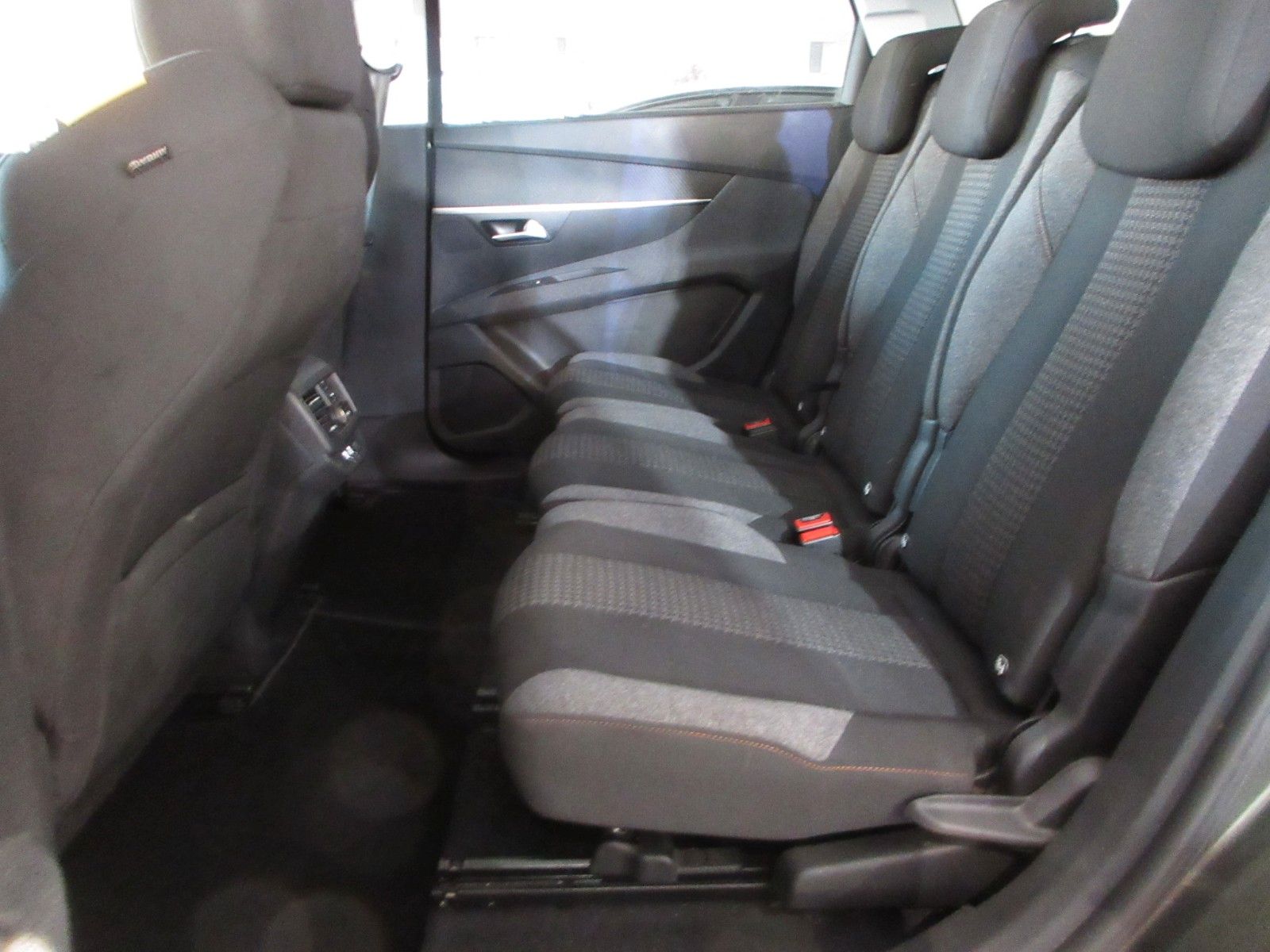 Fahrzeugabbildung Peugeot 5008 Active 1.2T LED/NAVI/PDC/TEMPOMAT