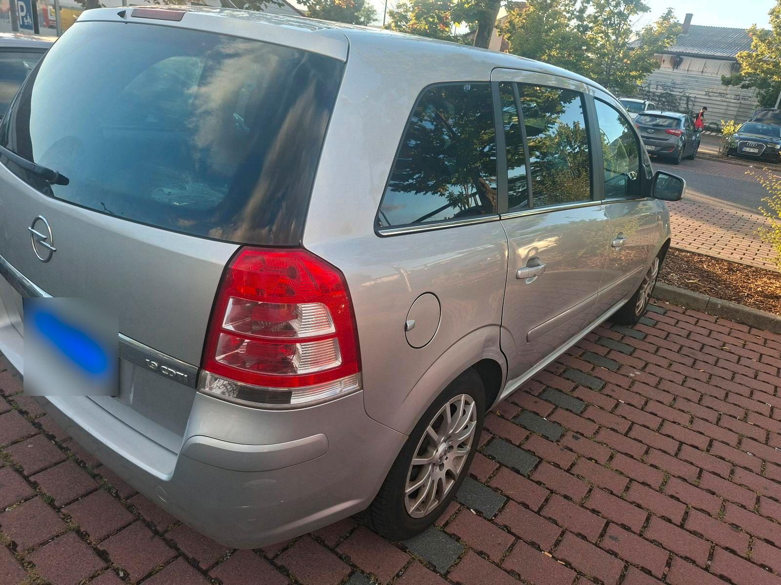 Opel Zafira 2010 — interior