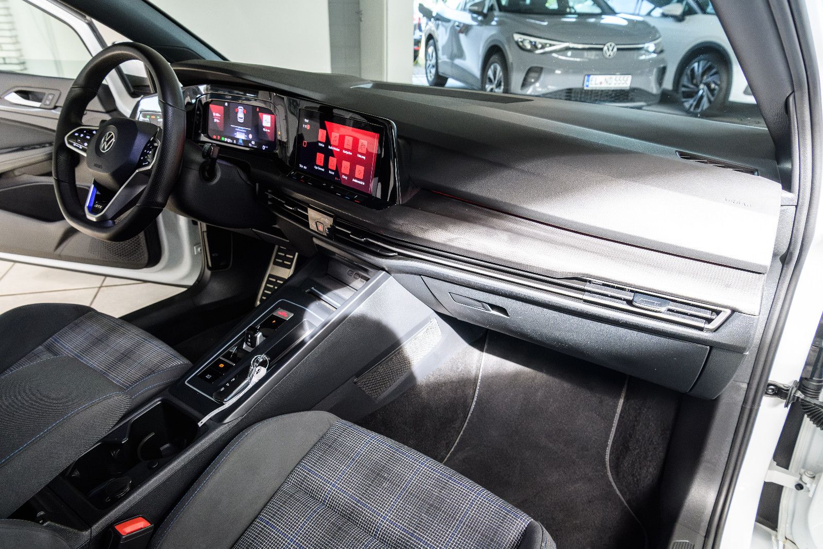 Fahrzeugabbildung Volkswagen Golf VIII Lim. GTE eHybrid +DSG+Navi+ACC