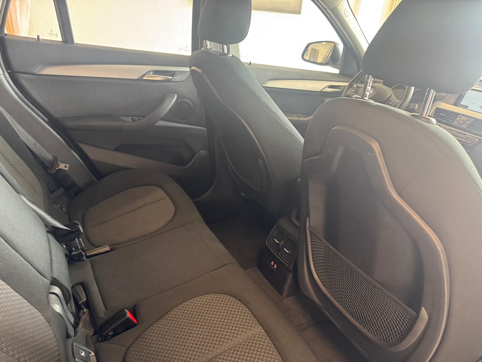 Fahrzeugabbildung BMW X1 Baureihe 18i / NAVI/ SCHECKHEFT / LED /