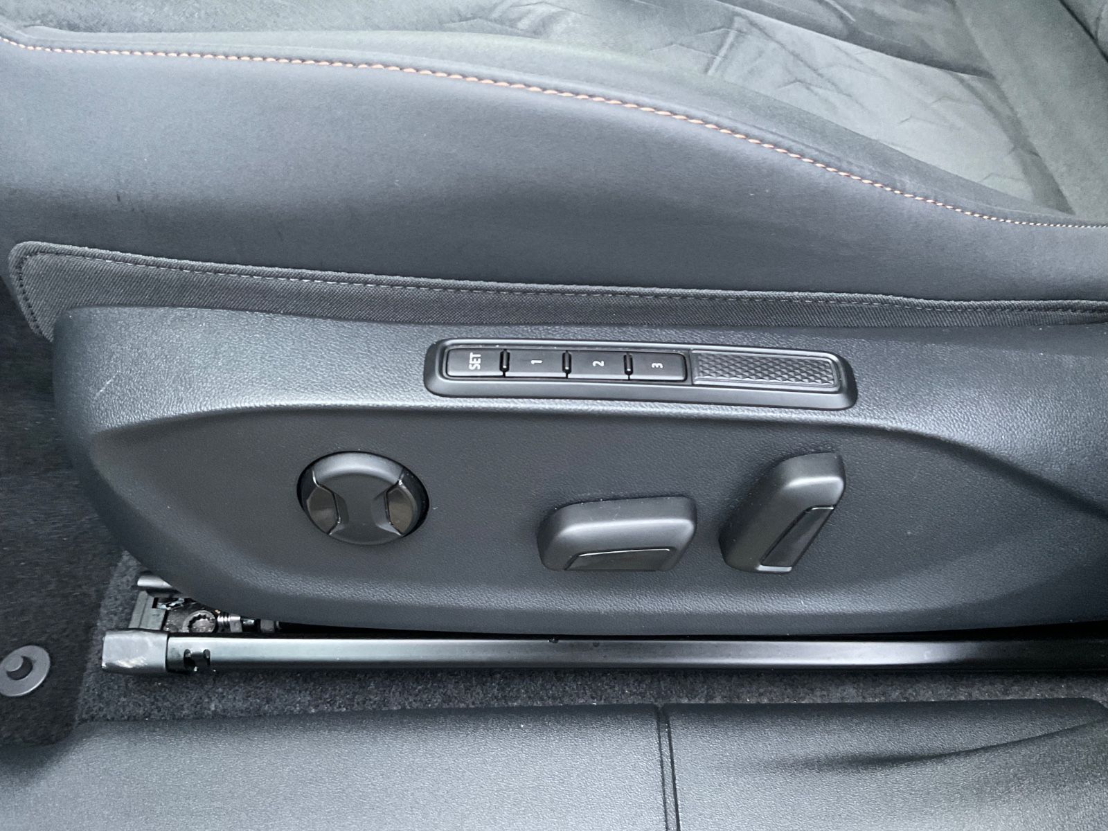 Fahrzeugabbildung CUPRA Terramar 1.5 eTSI/DSG AHK schwenk,Navi,360Kamera