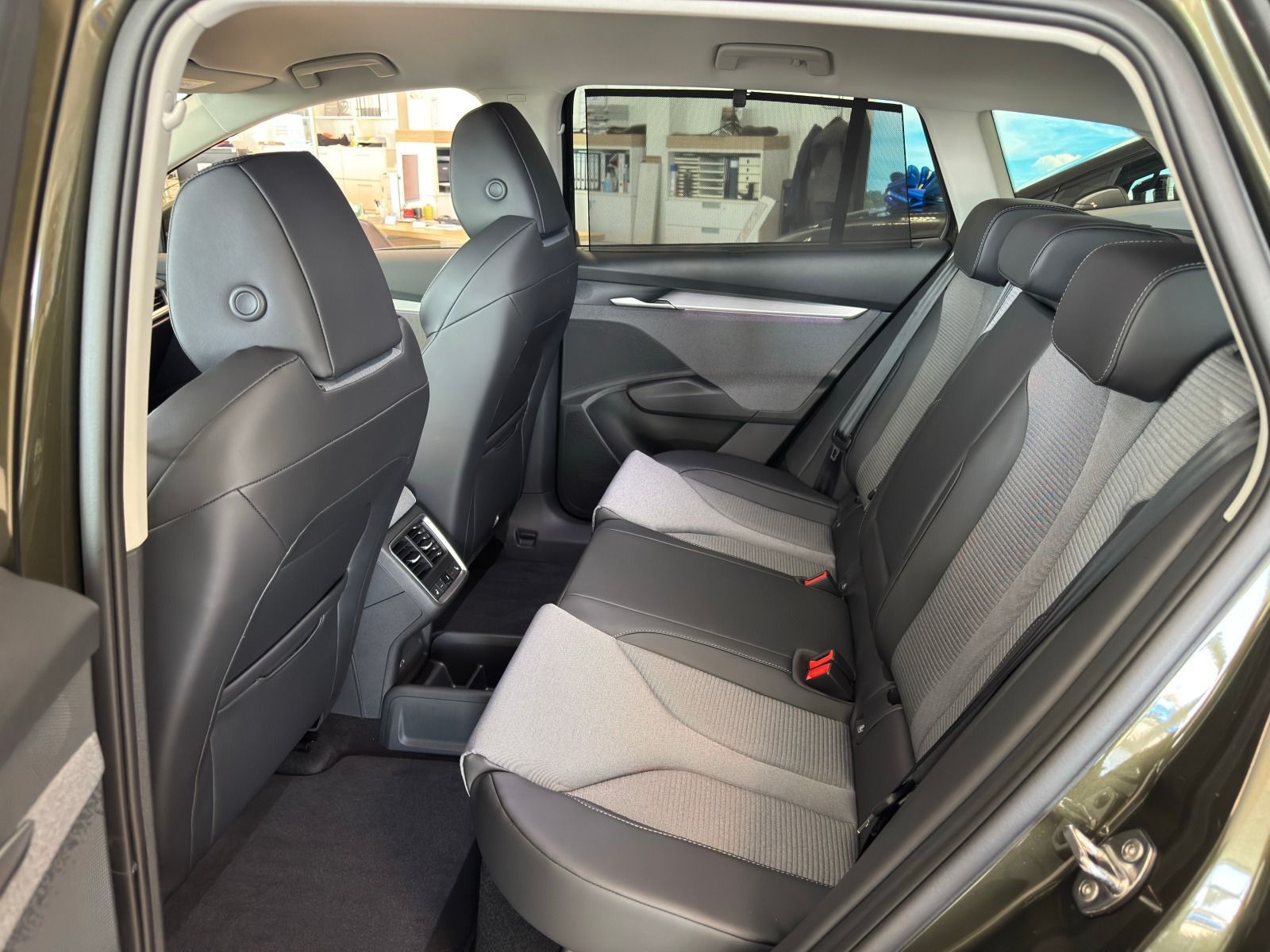 Fahrzeugabbildung SKODA Enyaq 60 Lodge*RFK*AHK*20Zoll*eHeck