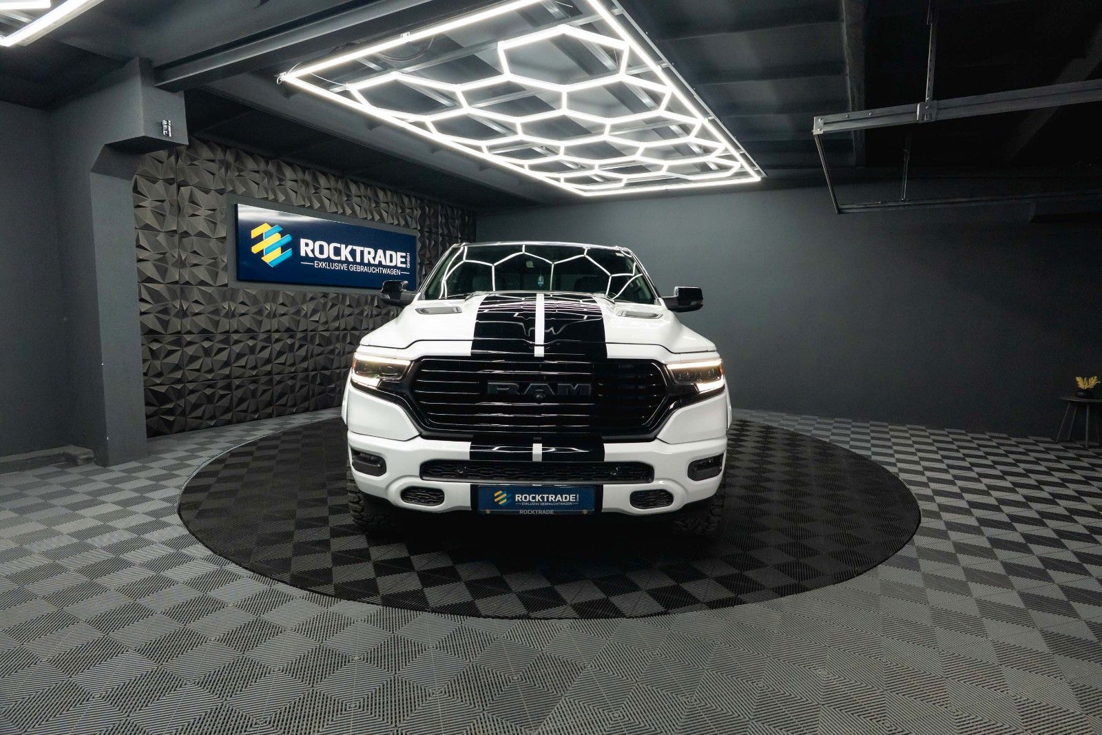 Fahrzeugabbildung Dodge RAM 5.7 V8 HEMI OFFROAD Night Limited 19% LED