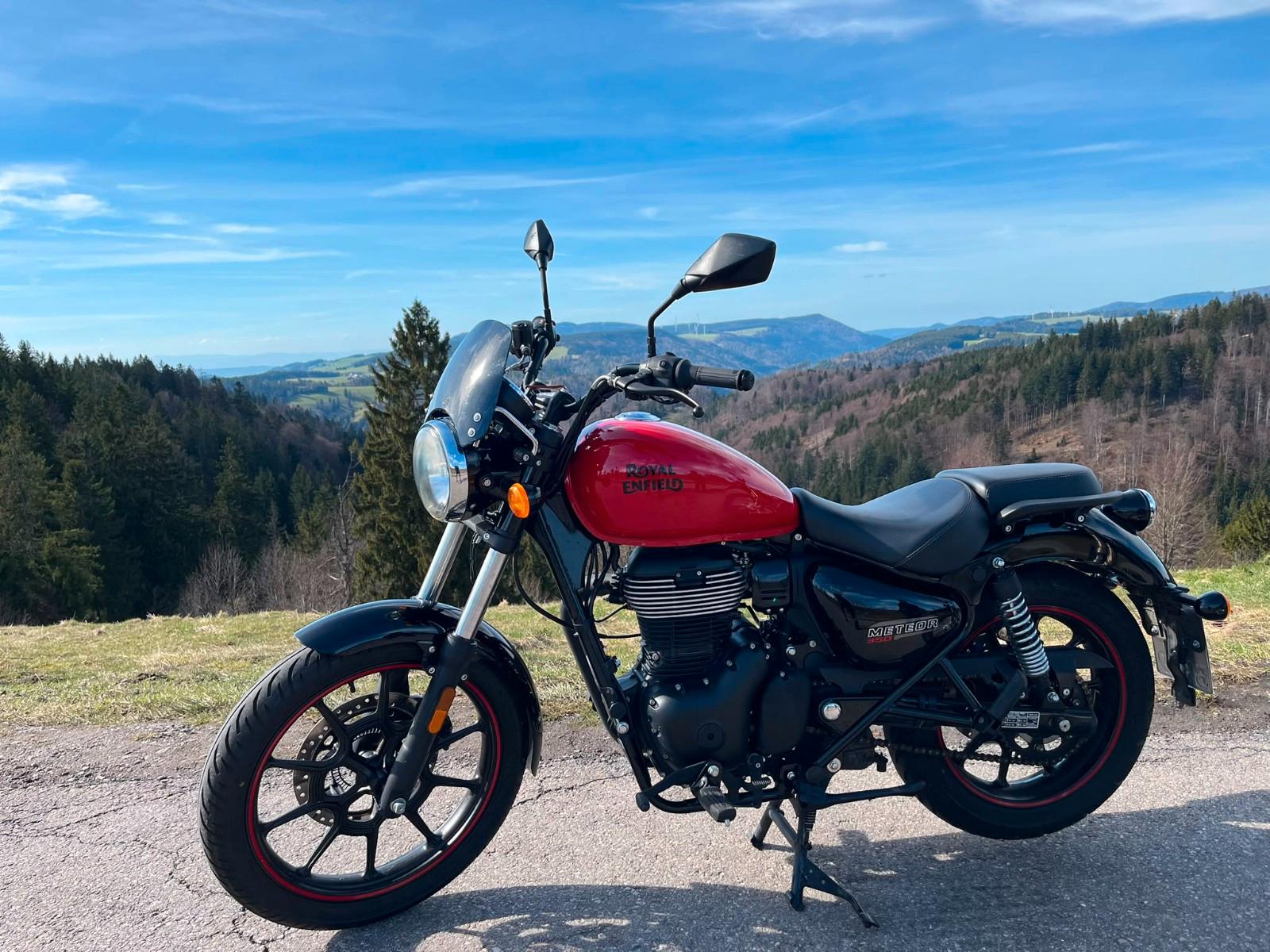 Royal Enfield Meteor 350 rot