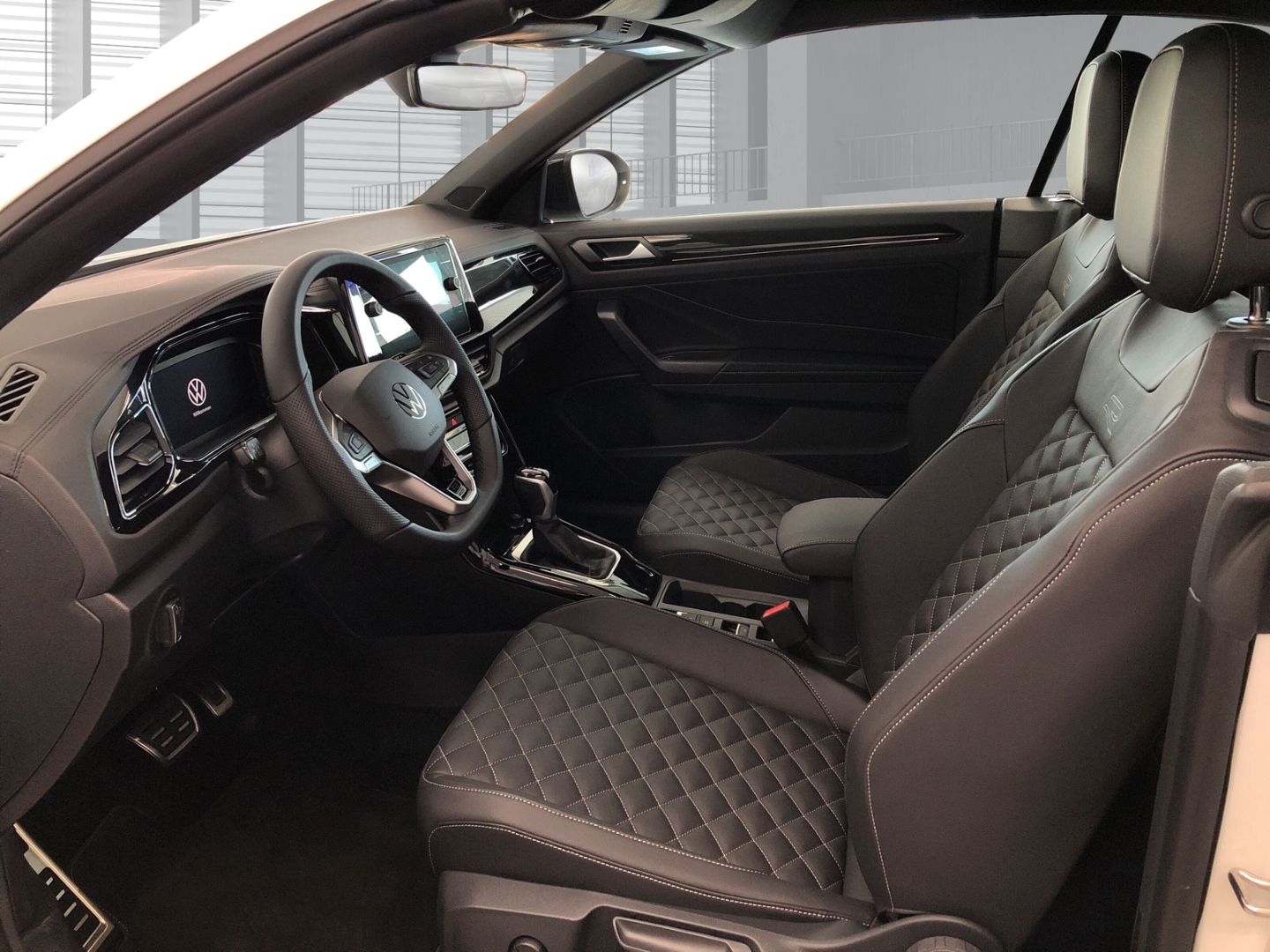 Fahrzeugabbildung Volkswagen T-Roc Cabriolet R-Line 1.5 TSI DSG Sportpaket AH