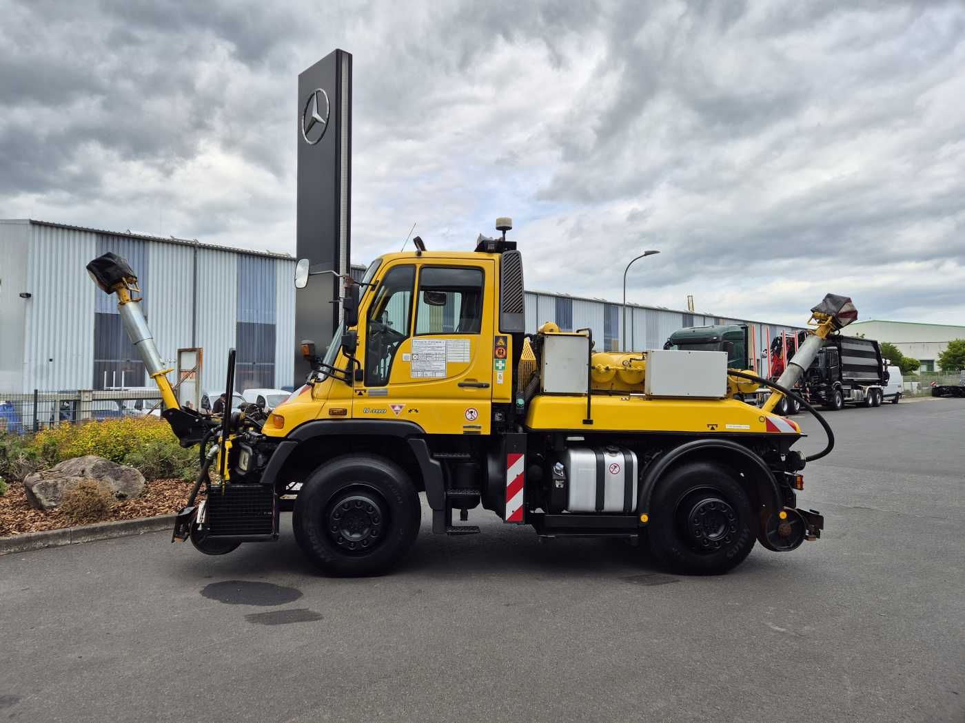 Fahrzeugabbildung Mercedes-Benz Unimog U400 4x4 Zweiwege ZAGRO 800t/52 Achsen