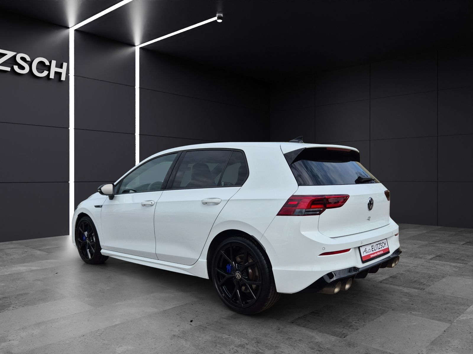 Fahrzeugabbildung Volkswagen Golf VIII R DSG 4M LEDplus Navi AID Pano Akra AC
