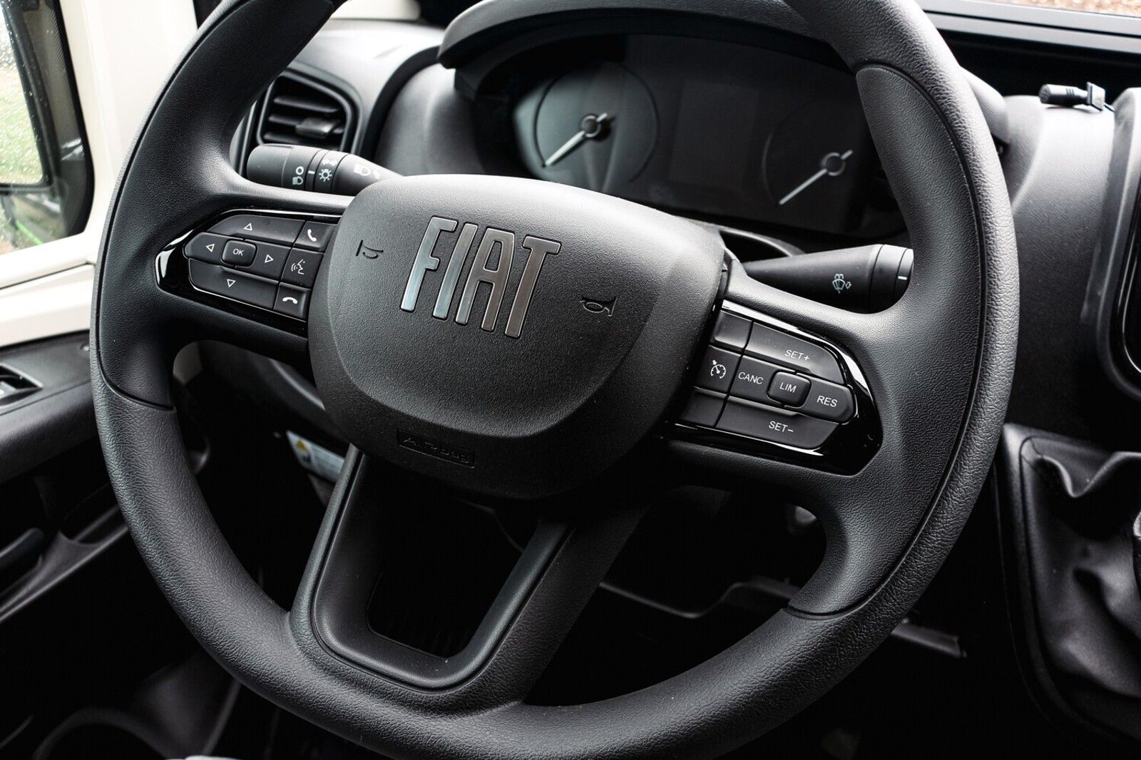 Fahrzeugabbildung Chausson Van First Line V594L Dörr Black-Edition exklusiv