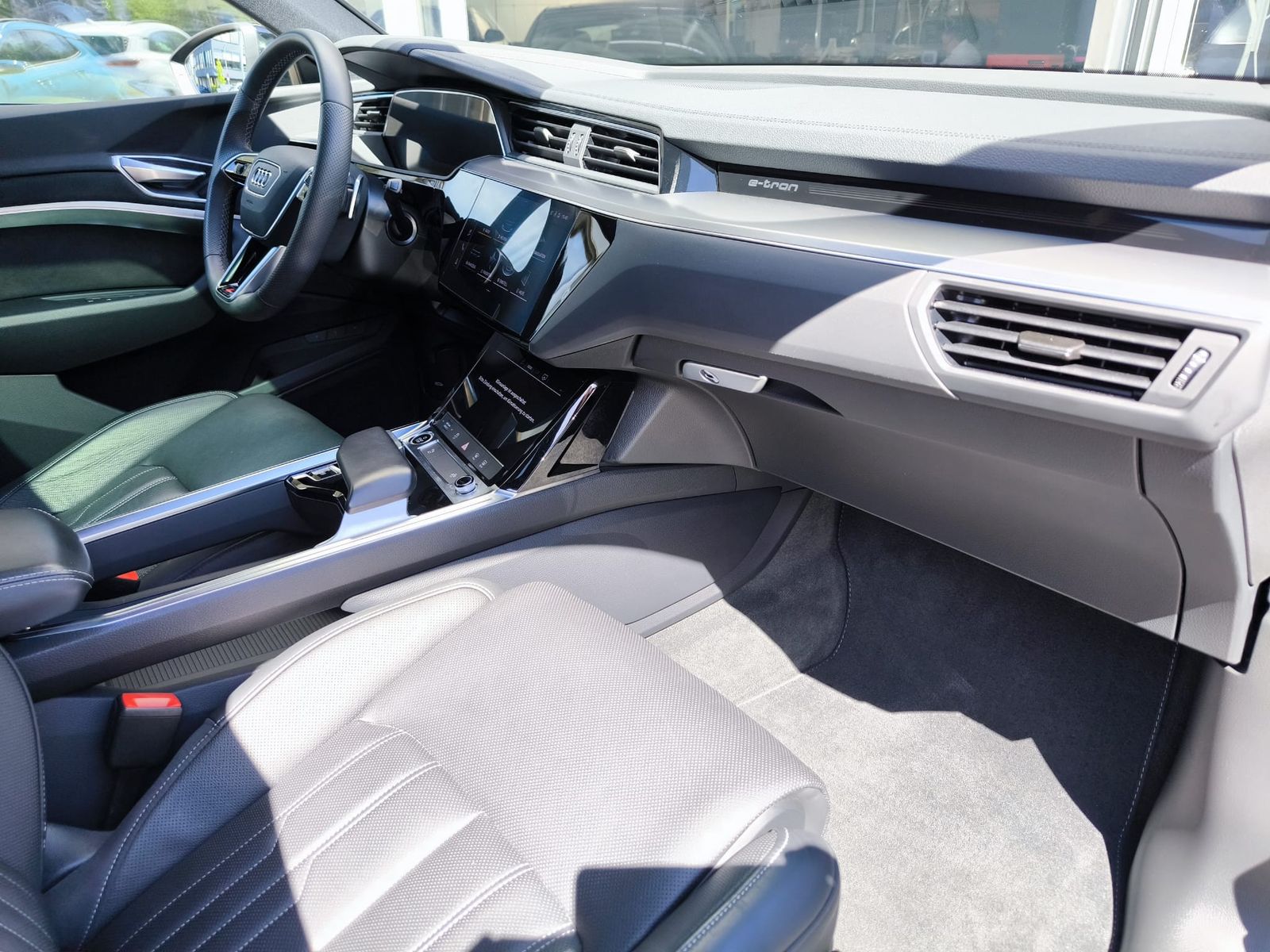 Fahrzeugabbildung Audi e-tron S LINE BLACK EDITION PANO+MEMO+SHZ+360+