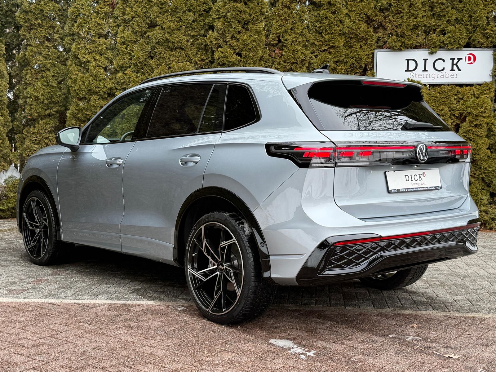 Fahrzeugabbildung Volkswagen Tiguan 2.0TSI DSG 4M R-Line MATRIX+PANO+AHK+360°
