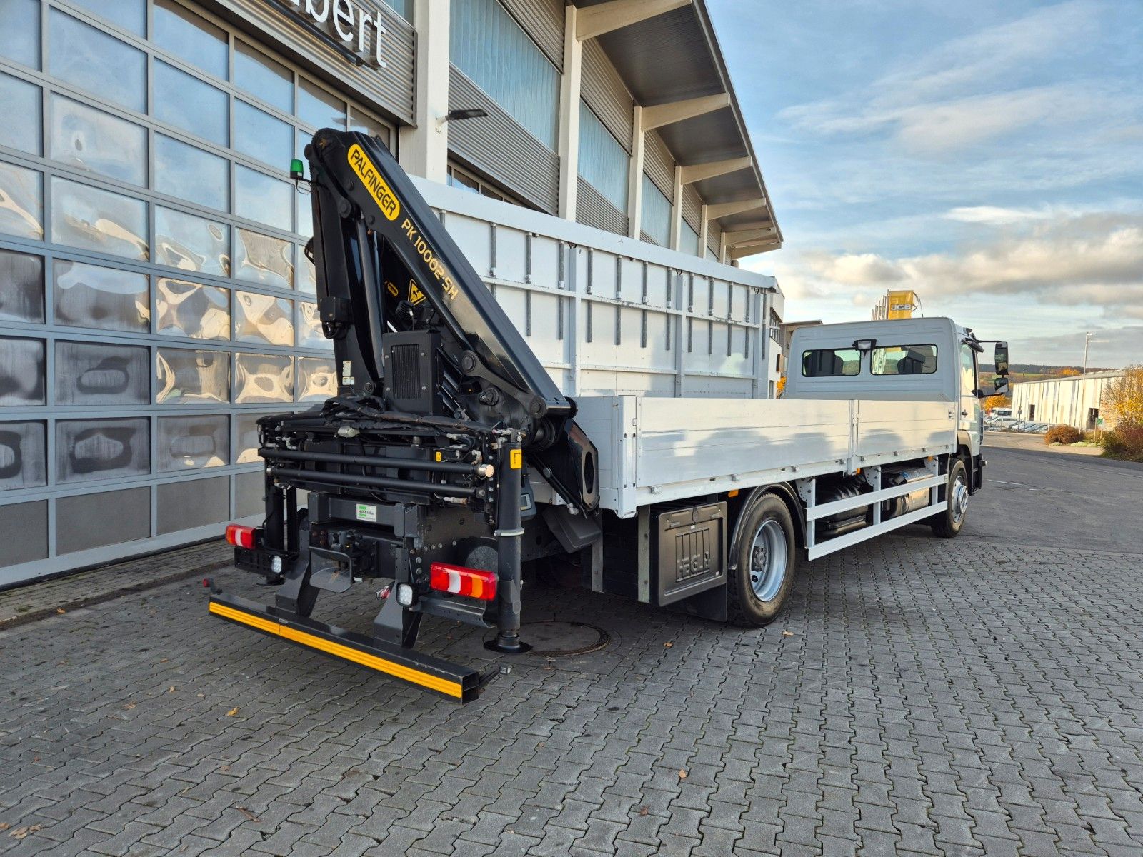 Fahrzeugabbildung Mercedes-Benz Atego 1324 L Glaswand Heckkran PK10002 SH Funk