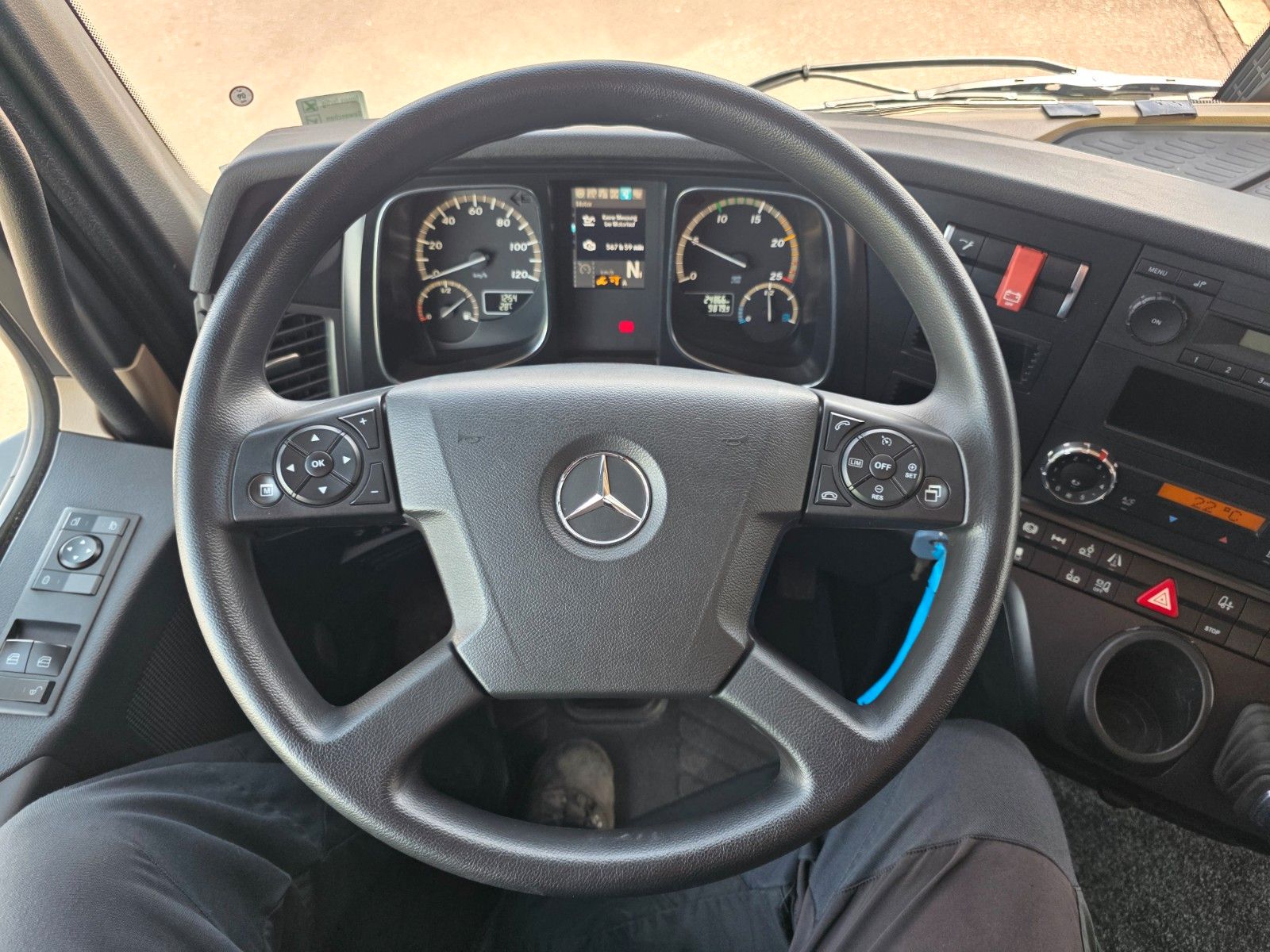 Fahrzeugabbildung Mercedes-Benz Actros 2540 L 6x2 BDF Fahrschule 5 Sitze LBW