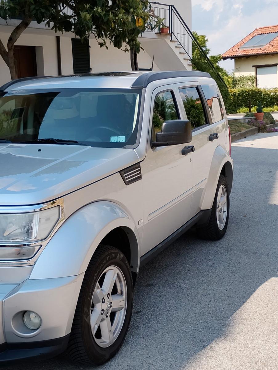 Dodge Nitro 2010 — rear view