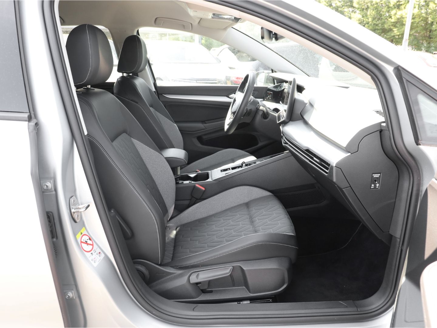 Volkswagen Golf VIII GOAL 1.5 eTSI DSG HEAD-UP NAVI RFK SHZ foto 3