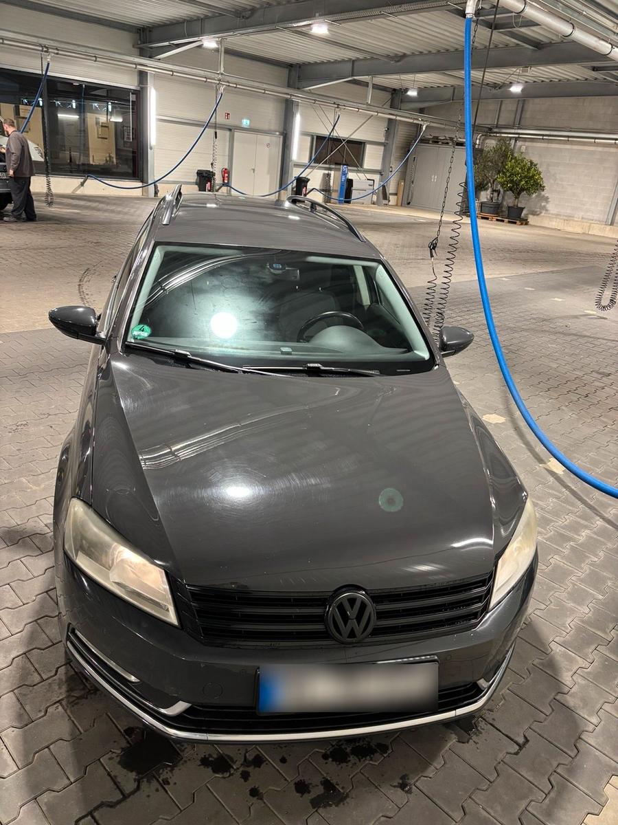 Volkswagen Passat 2012 — rear view