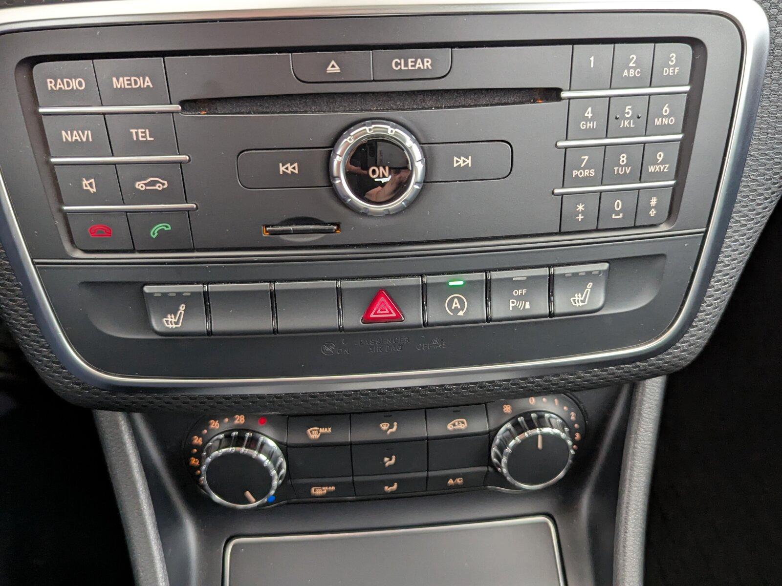 Mercedes-Benz A 180 NAVI+PDC+SHZ+TEMP+Navi/Pano.-Dach/Klima/BC