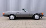 Mercedes-Benz SL 560 R107 / restauriert von Mercedes/Lieferung - graue Mercedes-Benz SL 560