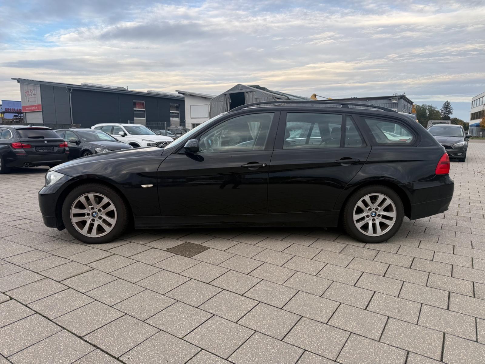 BMW 318 2008 — rear view
