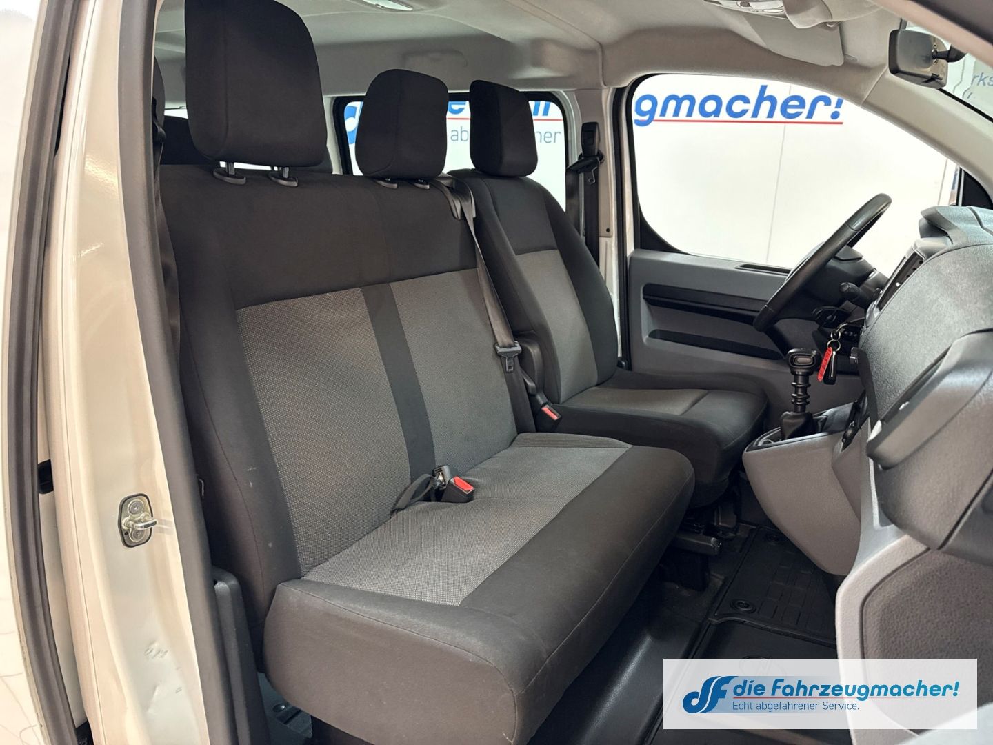 Fahrzeugabbildung Opel Vivaro L Apple CarPlay Android Auto Musikstreami