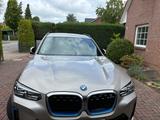 BMW iX3 M Sport/IMPRESSIVE/AHK/SHZG - silberne BMW iX3