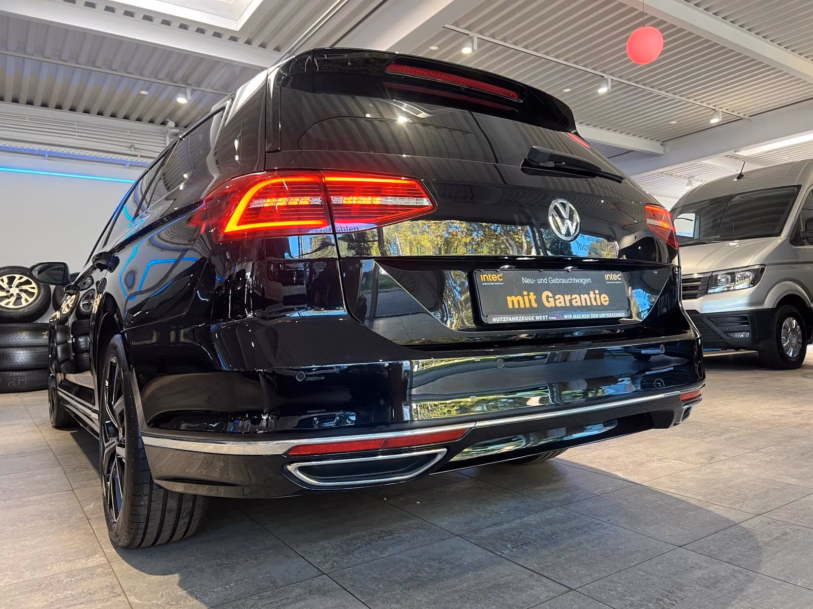 Volkswagen Passat Variant R-Line 4Motion*Pano*360°*AHK*DSG