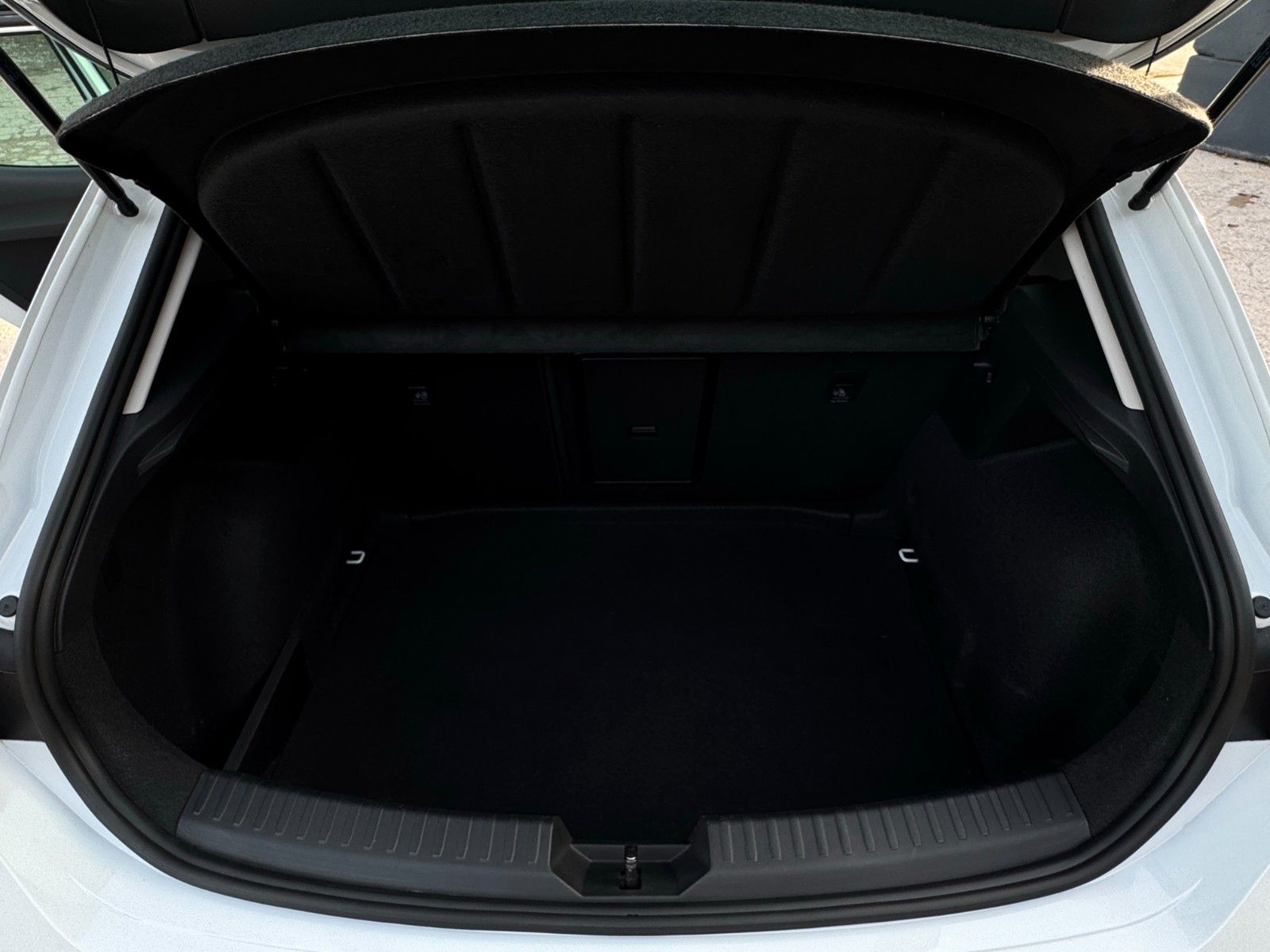 Fahrzeugabbildung SEAT Leon 1.5 TSI FR ACC LED VC SHZ LHZ Kam Ambiente