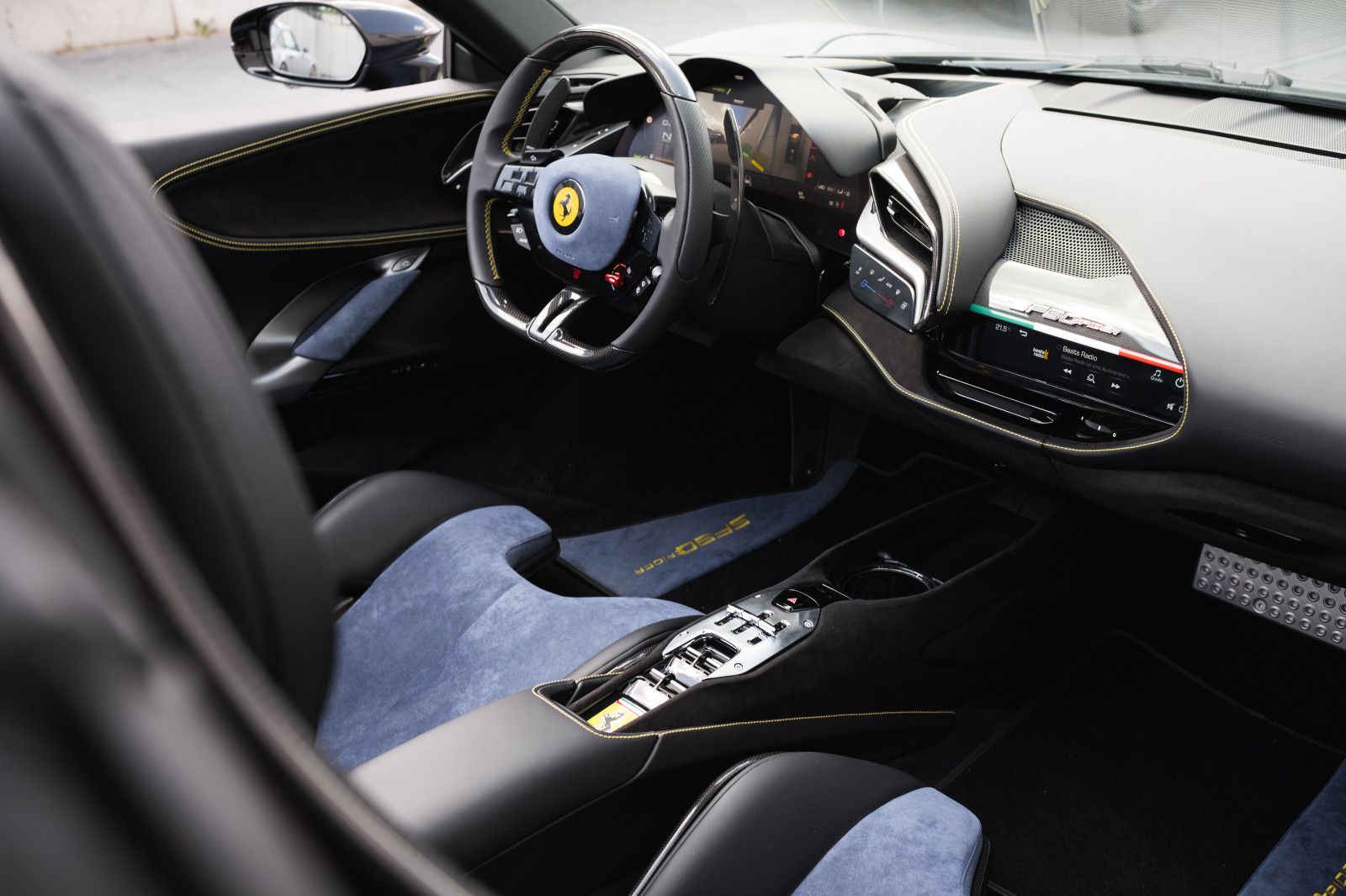 Fahrzeugabbildung Ferrari SF90 -Foliert-Lift-KarbonRacingSitze-JBL