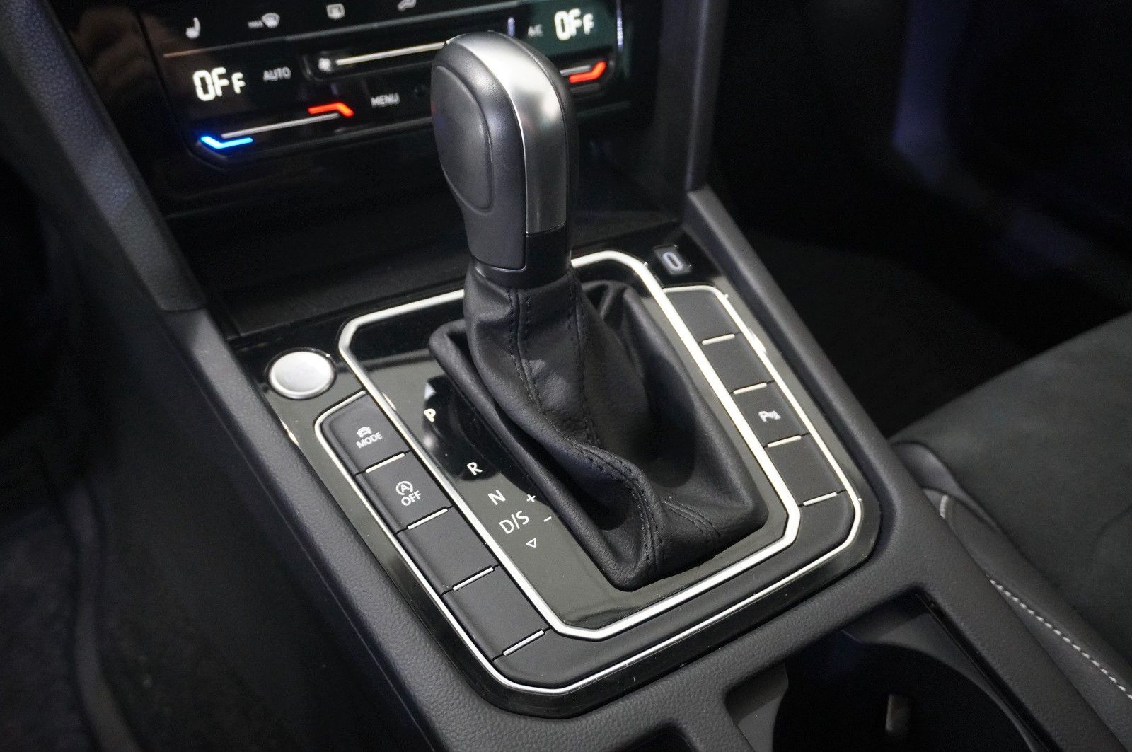 Fahrzeugabbildung Volkswagen Passat VARI. 2.0D R-LINE 4M NAVI/LED/KAMERA/AHK